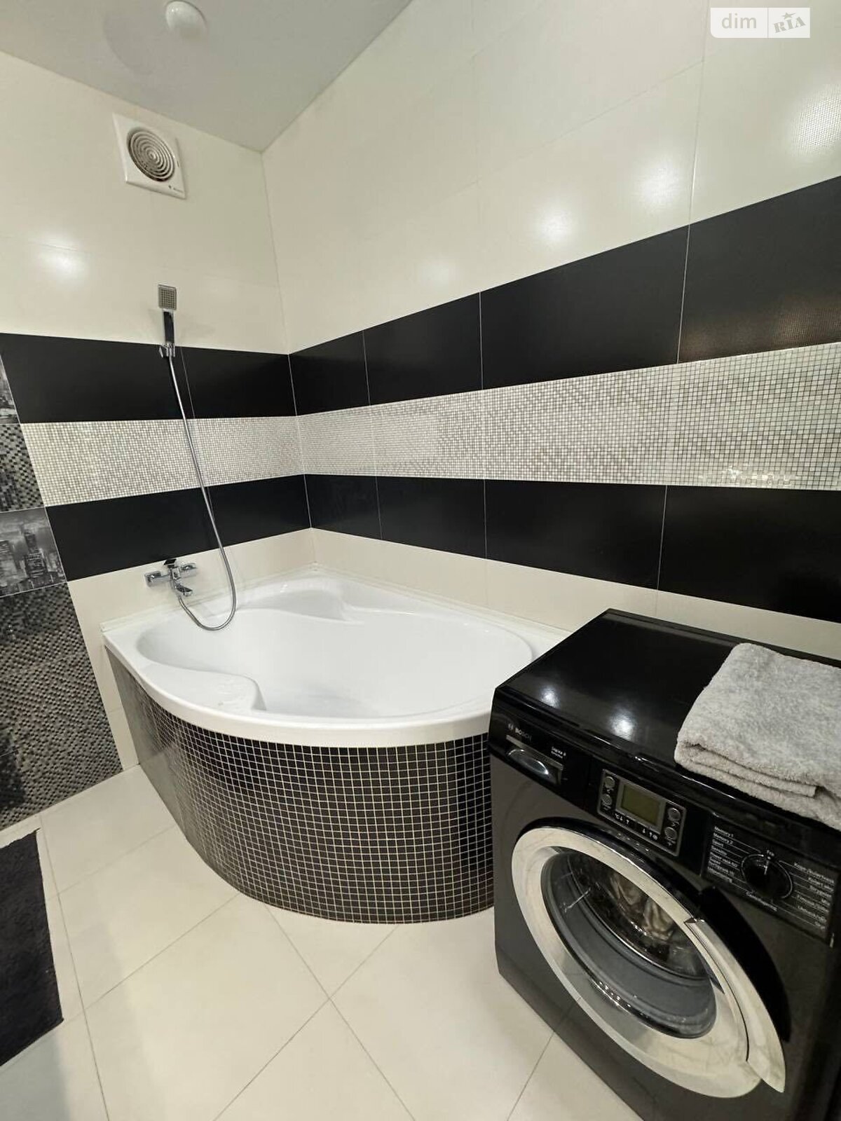 трехкомнатная квартира в Ивано-Франковске, район Центр, на ул. Стрельцов Сечевых 76Б в аренду на долгий срок помесячно фото 1