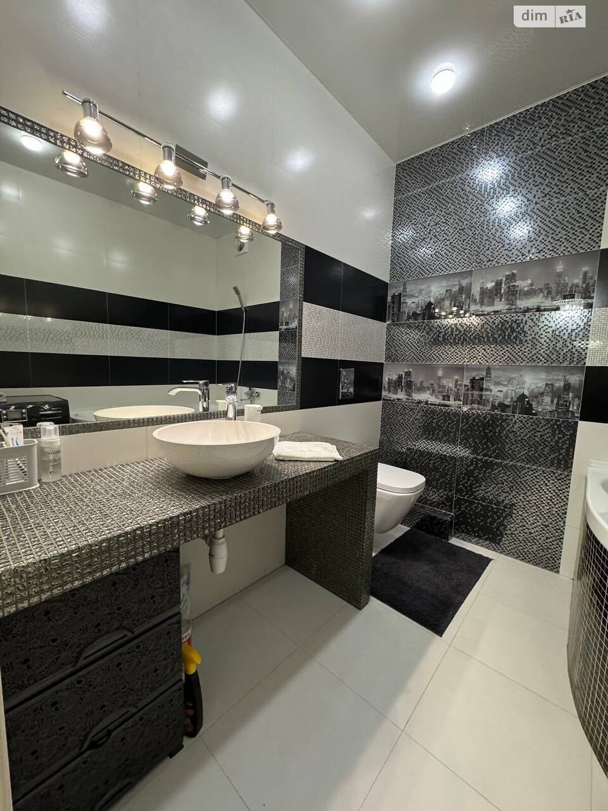 трехкомнатная квартира в Ивано-Франковске, район Центр, на ул. Стрельцов Сечевых 76Б в аренду на долгий срок помесячно фото 1