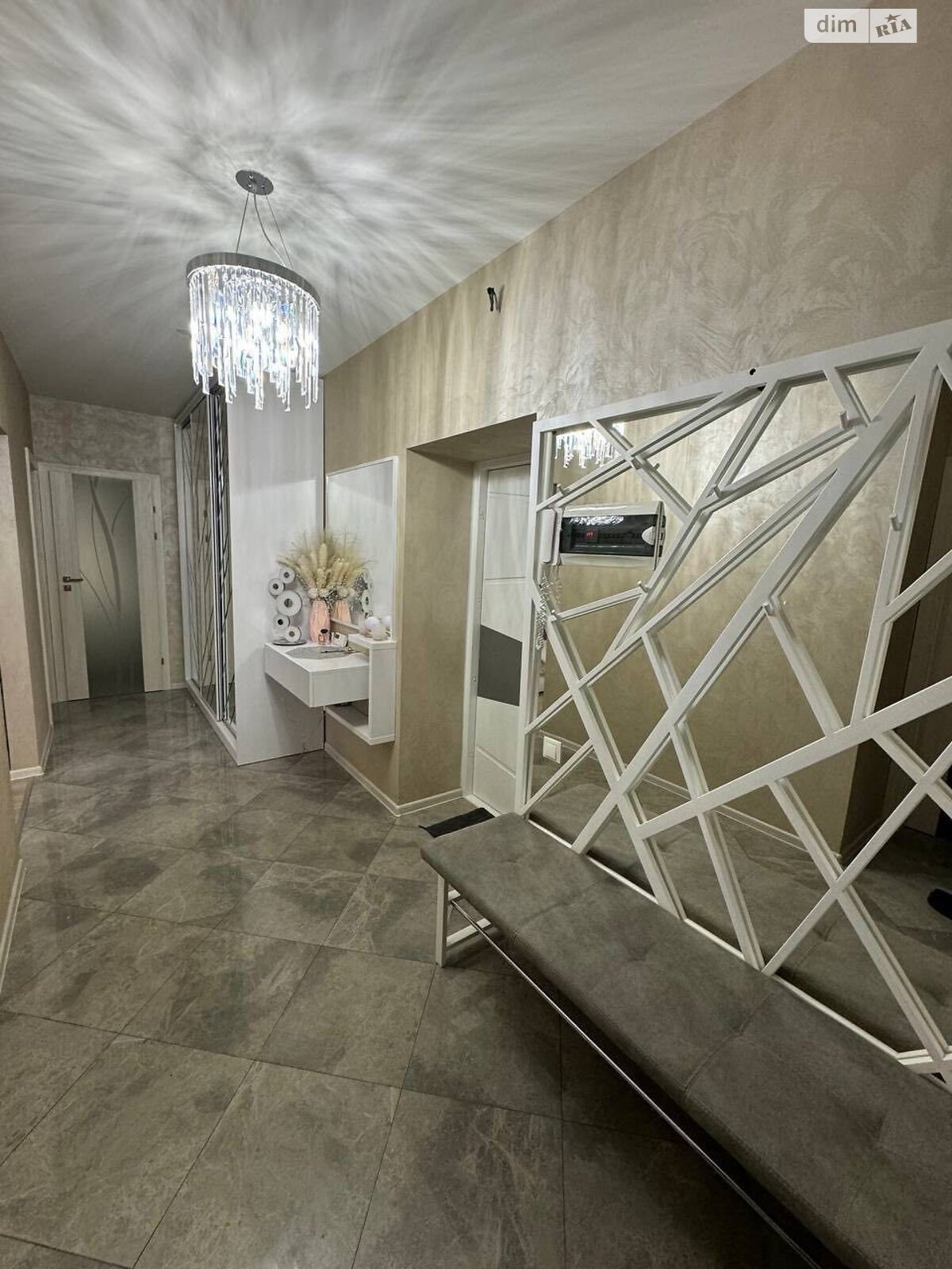 трехкомнатная квартира в Ивано-Франковске, район Центр, на ул. Стрельцов Сечевых 76Б в аренду на долгий срок помесячно фото 1