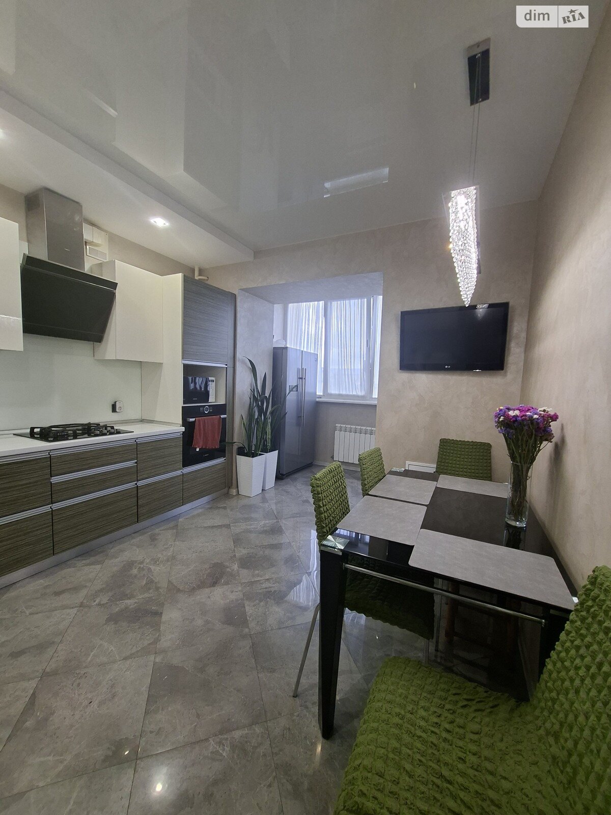 трехкомнатная квартира в Ивано-Франковске, район Центр, на ул. Стрельцов Сечевых 76Б в аренду на долгий срок помесячно фото 1