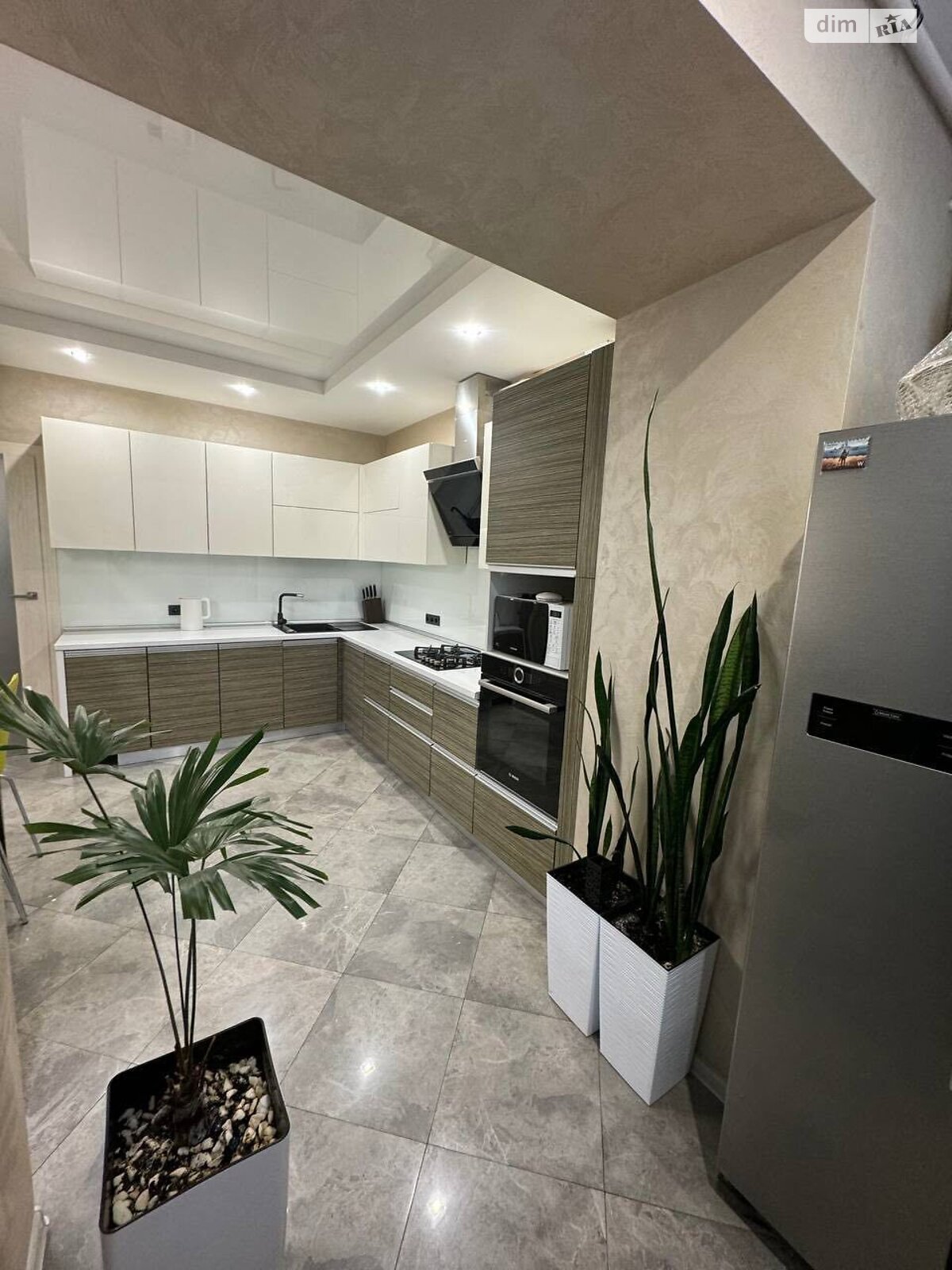 трехкомнатная квартира в Ивано-Франковске, район Центр, на ул. Стрельцов Сечевых 76Б в аренду на долгий срок помесячно фото 1