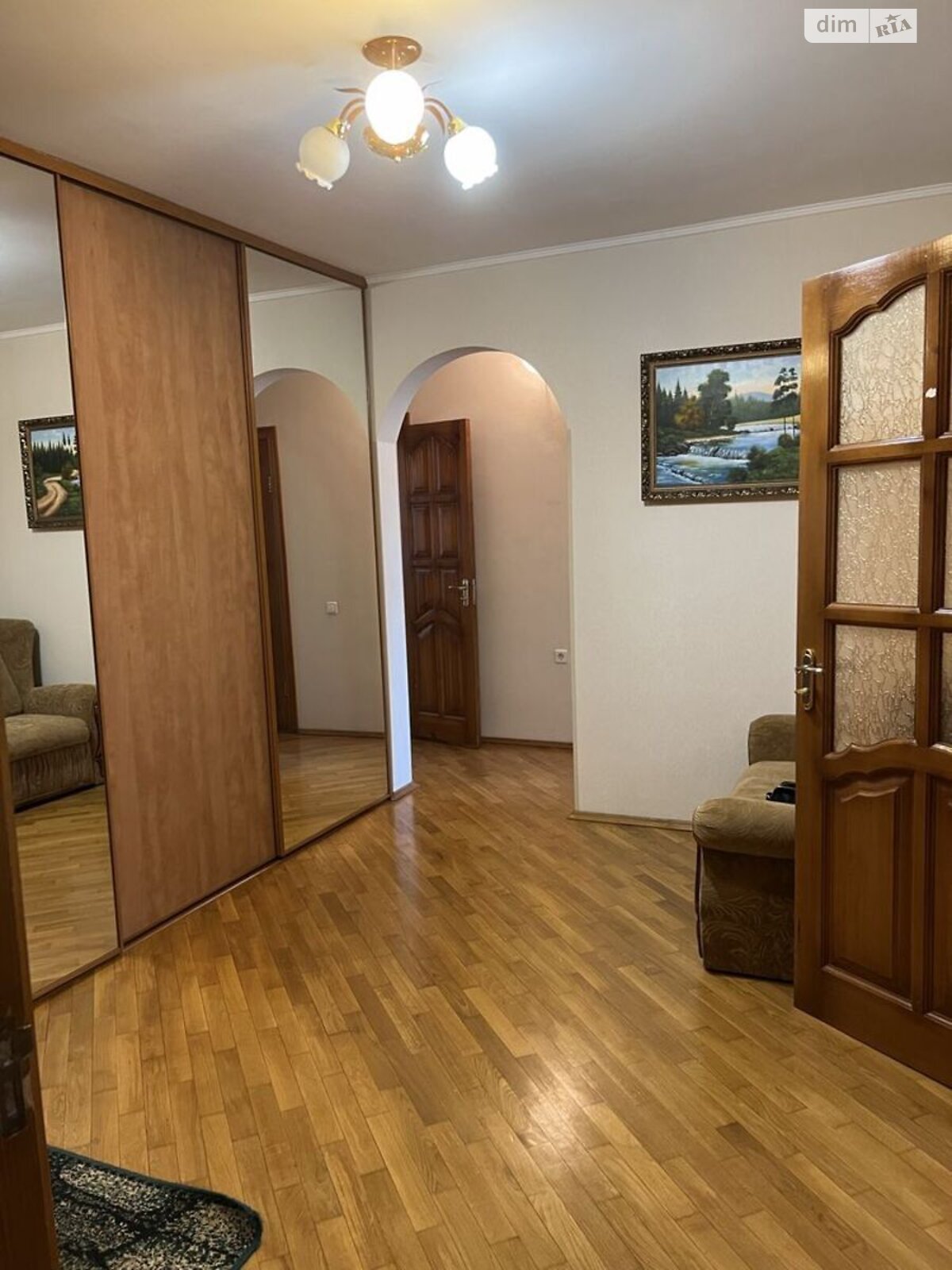 трехкомнатная квартира в Киеве, район Академгородок, на пл. Святошинская 1 в аренду на долгий срок помесячно фото 1 трехкомнатная квартира в Киеве, район Академгородок, на пл. Святошинская 1 в аренду на долгий срок помесячно фото 1