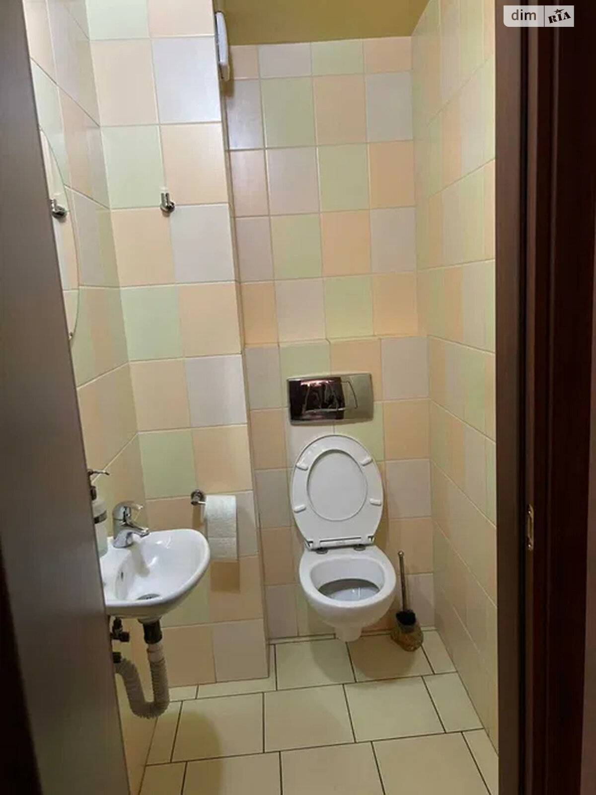 трикімнатна квартира в Києві, район Батиєва Гора, на вул. Нововокзальна 21 в довготривалу оренду помісячно фото 1 трикімнатна квартира в Києві, район Батиєва Гора, на вул. Нововокзальна 21 в довготривалу оренду помісячно фото 1