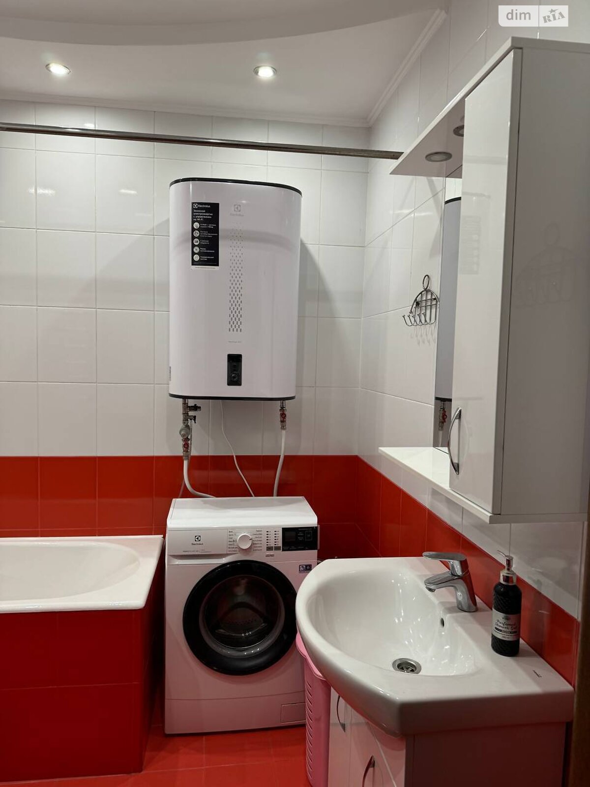 трехкомнатная квартира в Киеве, район Березняки, на просп. Павла Тычины 18Б в аренду на долгий срок помесячно фото 1