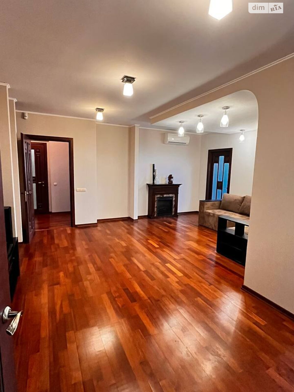 трехкомнатная квартира в Киеве, район Борщаговка, на ул. Семьи Стешенко 7 в аренду на долгий срок помесячно фото 1