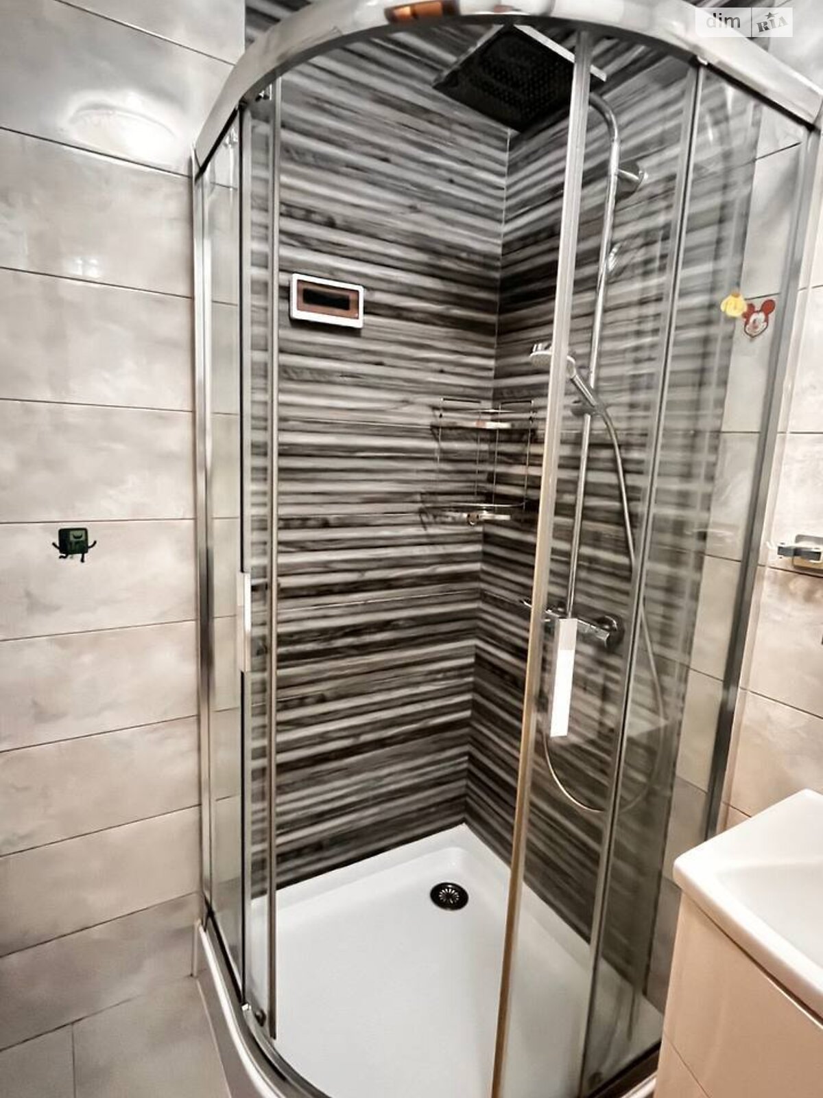 трехкомнатная квартира в Киеве, район Борщаговка, на ул. Семьи Стешенко 7 в аренду на долгий срок помесячно фото 1