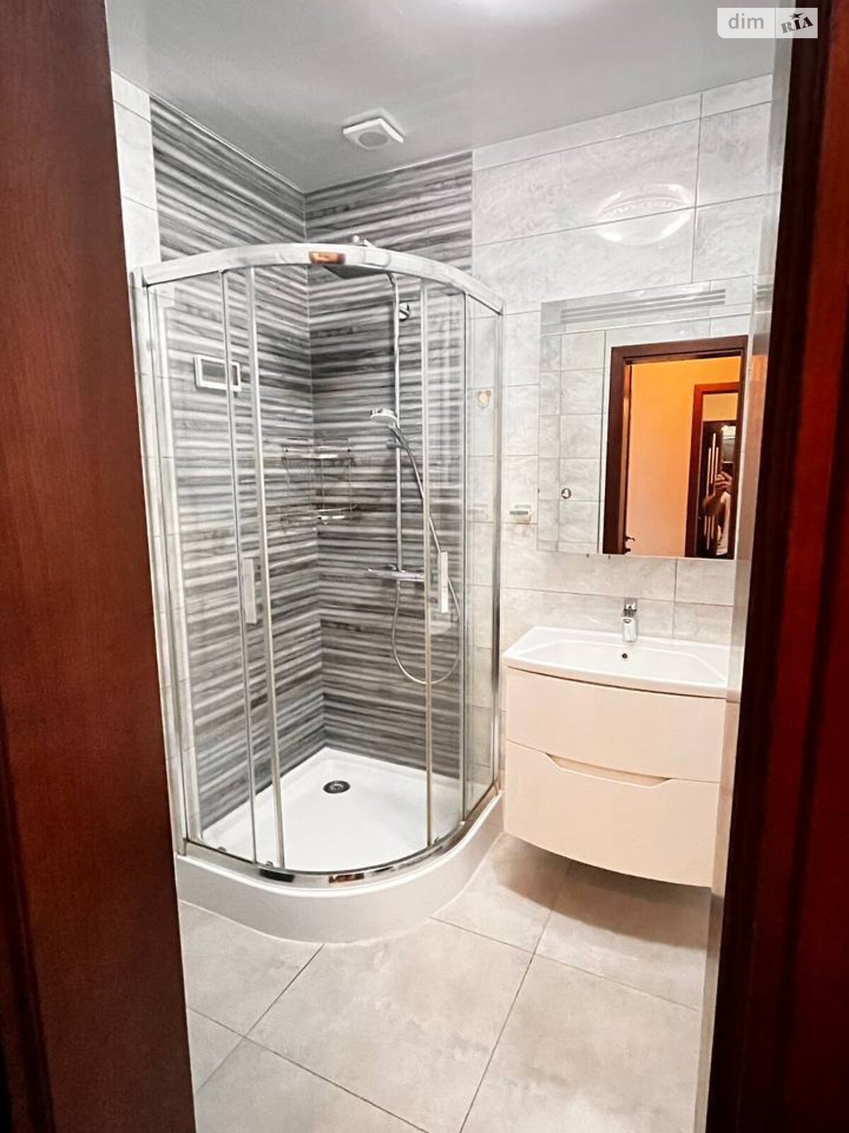 трехкомнатная квартира в Киеве, район Борщаговка, на ул. Семьи Стешенко 7 в аренду на долгий срок помесячно фото 1