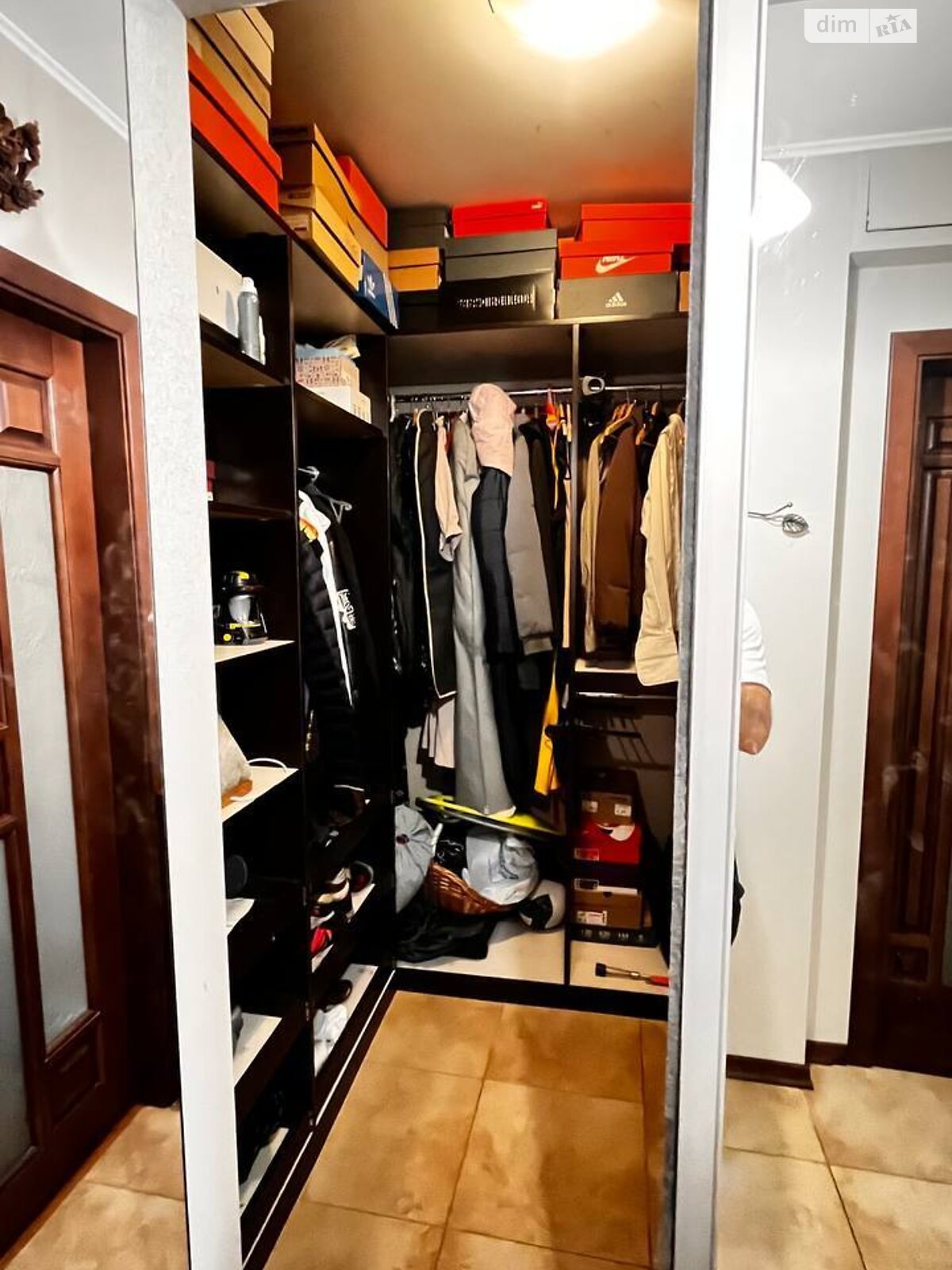 трехкомнатная квартира в Киеве, район Борщаговка, на ул. Семьи Стешенко 7 в аренду на долгий срок помесячно фото 1