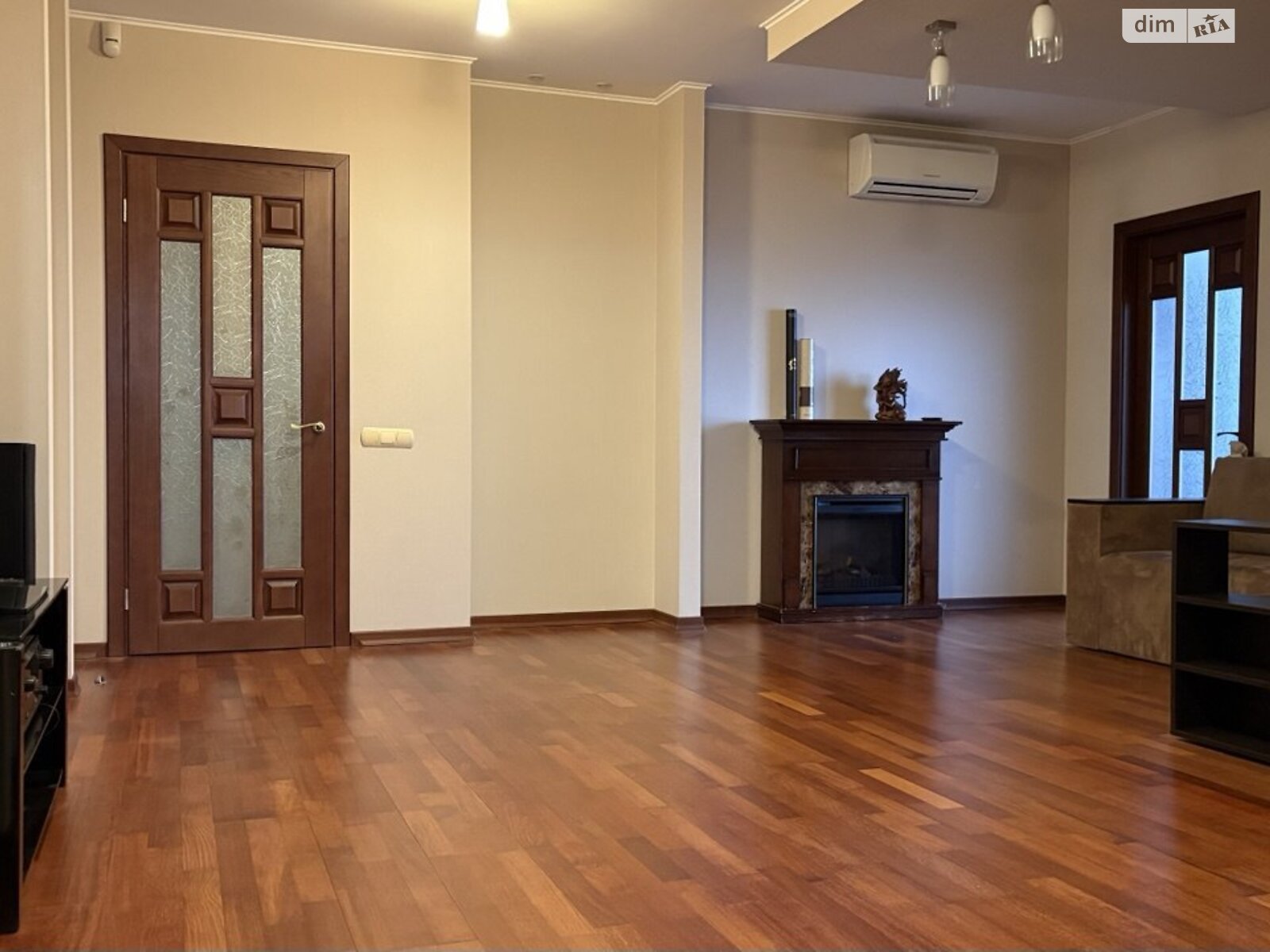 трехкомнатная квартира в Киеве, район Борщаговка, на ул. Семьи Стешенко 7 в аренду на долгий срок помесячно фото 1