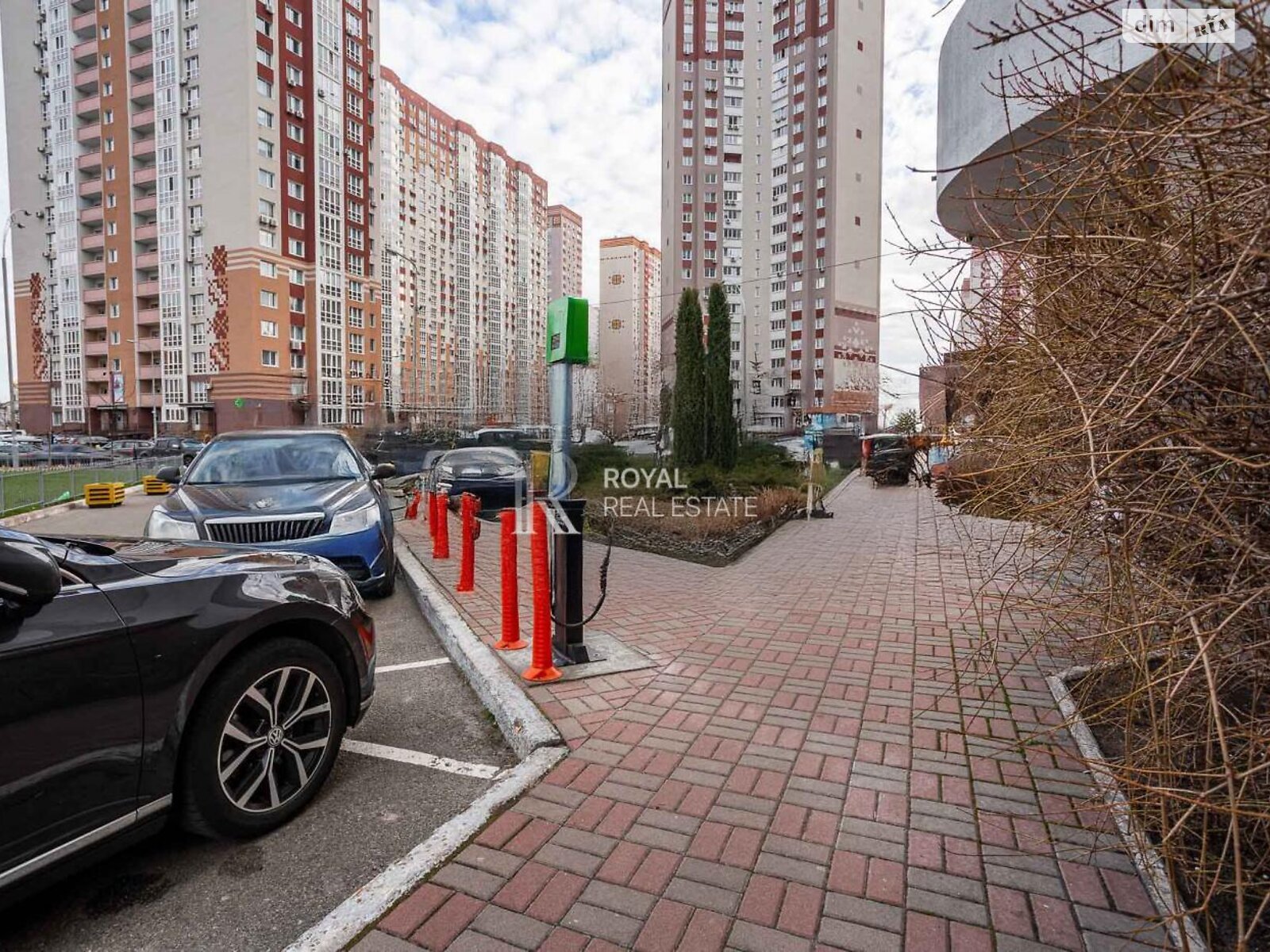 чотирикімнатна квартира в Києві, район Дарницький, на вул. Бориса Гмирі 8Б в довготривалу оренду помісячно фото 1 чотирикімнатна квартира в Києві, район Дарницький, на вул. Бориса Гмирі 8Б в довготривалу оренду помісячно фото 1