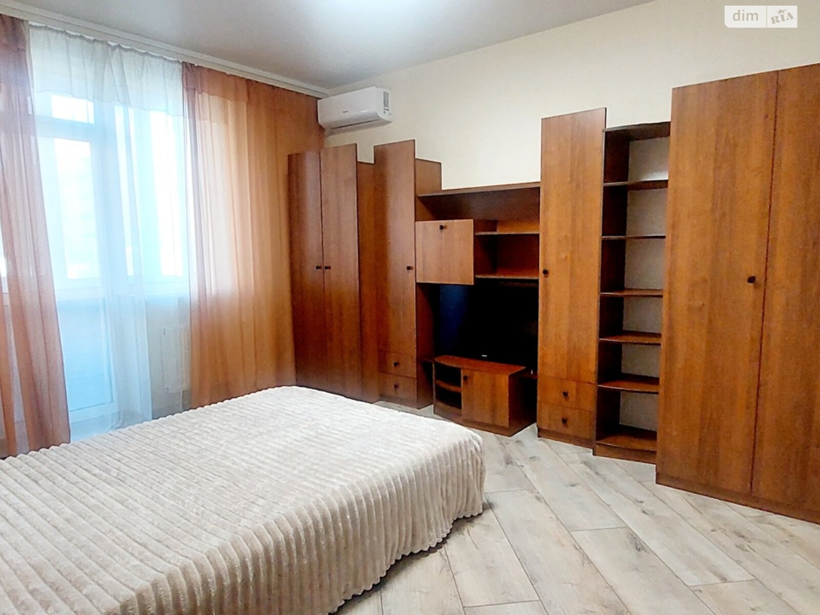 однокімнатна квартира в Києві, район Феофанія, на вул. Метрологічна 56 в довготривалу оренду помісячно фото 1