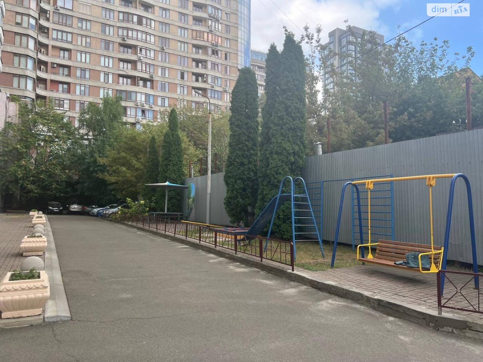 трикімнатна квартира в Києві, район Голосіївський, на вул. Сім’ї Прахових 27 в довготривалу оренду помісячно фото 1 трикімнатна квартира в Києві, район Голосіївський, на вул. Сім’ї Прахових 27 в довготривалу оренду помісячно фото 1