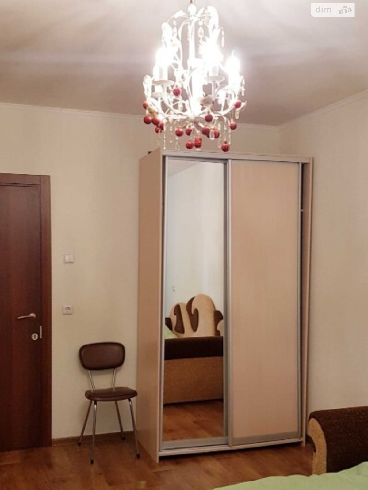 трехкомнатная квартира с мебелью в Киеве, район Голосеевский, на пер. Ясиноватский 11 в аренду на долгий срок помесячно фото 1