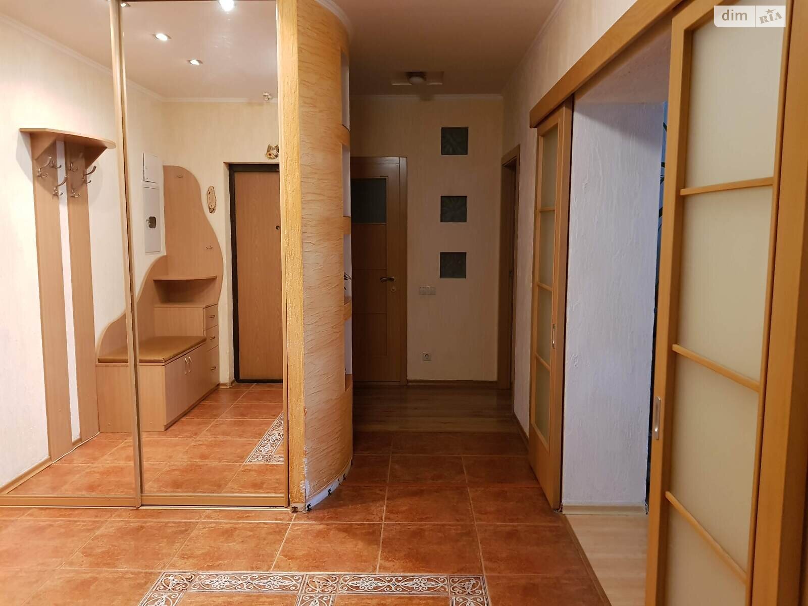 трикімнатна квартира в Києві, на вул. Хмельницька 10 в довготривалу оренду помісячно фото 1