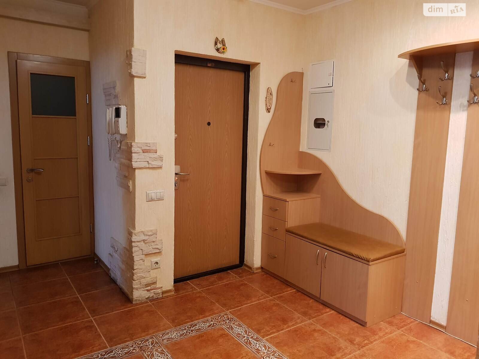 трикімнатна квартира в Києві, на вул. Хмельницька 10 в довготривалу оренду помісячно фото 1