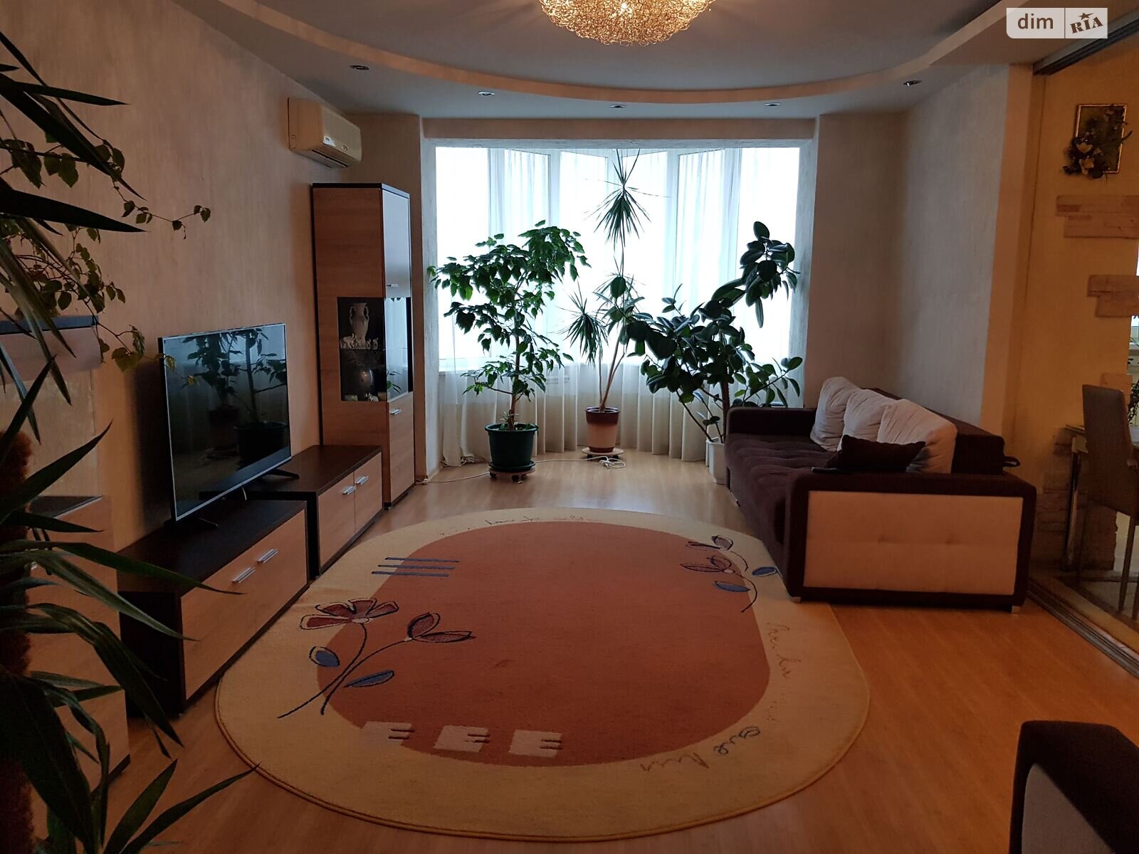 трикімнатна квартира в Києві, на вул. Хмельницька 10 в довготривалу оренду помісячно фото 1