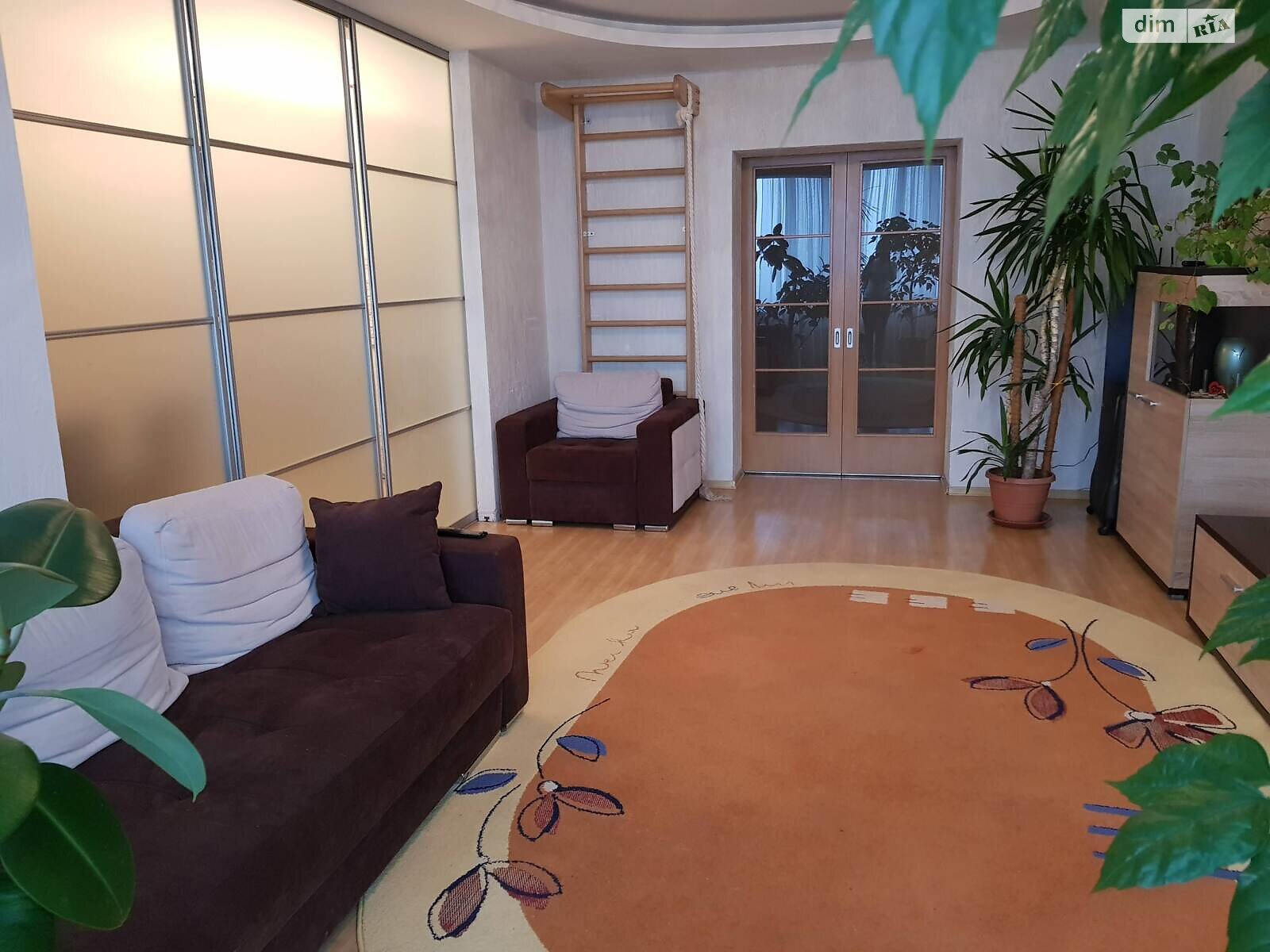 трикімнатна квартира в Києві, на вул. Хмельницька 10 в довготривалу оренду помісячно фото 1