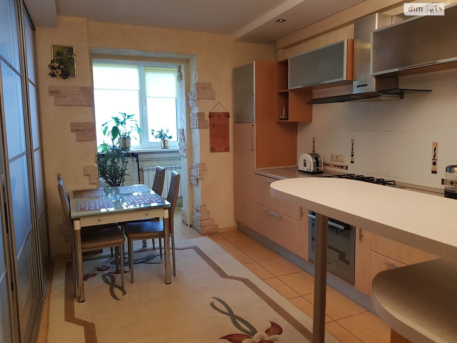 трикімнатна квартира в Києві, на вул. Хмельницька 10 в довготривалу оренду помісячно фото 1