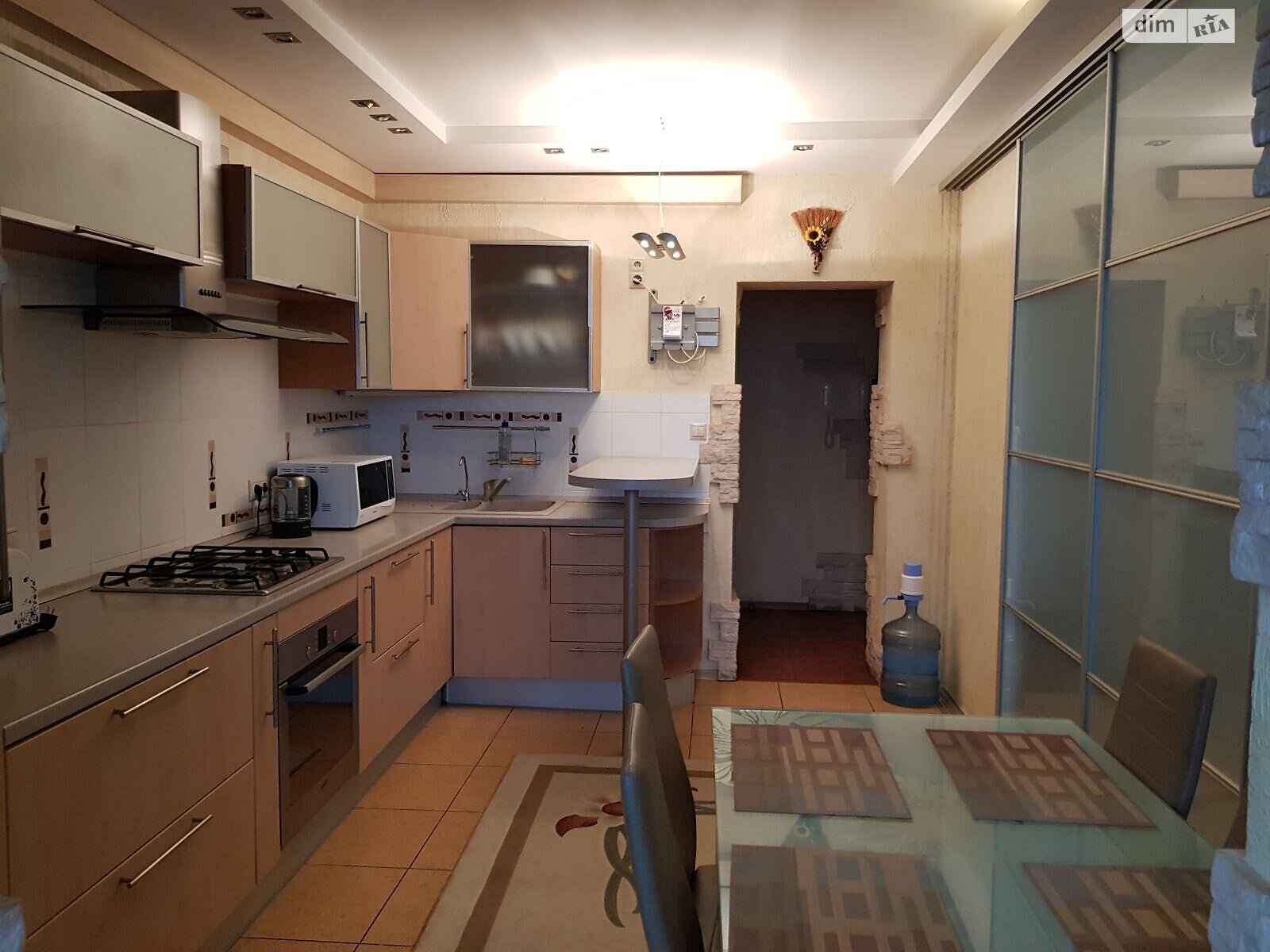 трикімнатна квартира в Києві, на вул. Хмельницька 10 в довготривалу оренду помісячно фото 1