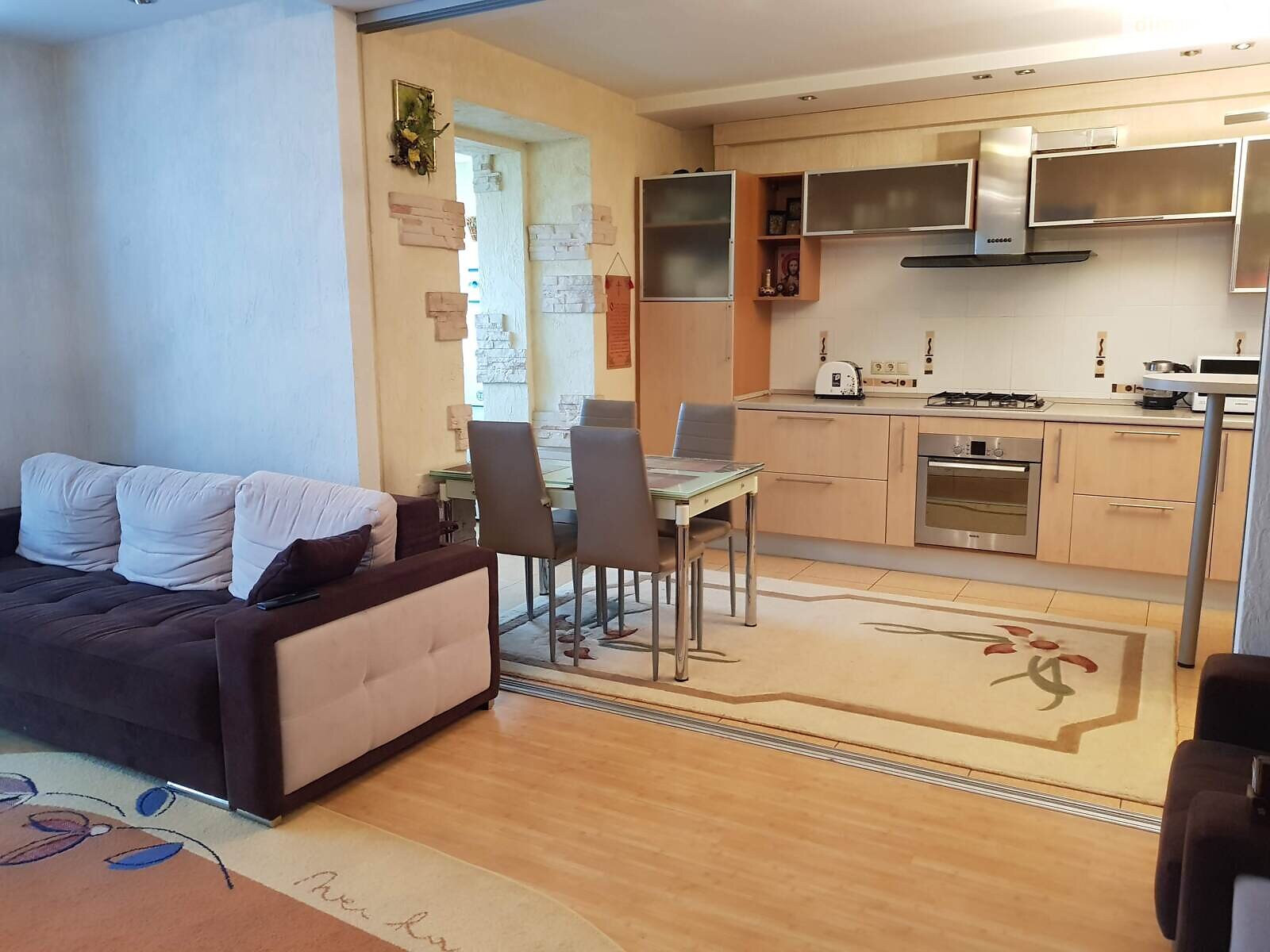 трикімнатна квартира в Києві, на вул. Хмельницька 10 в довготривалу оренду помісячно фото 1