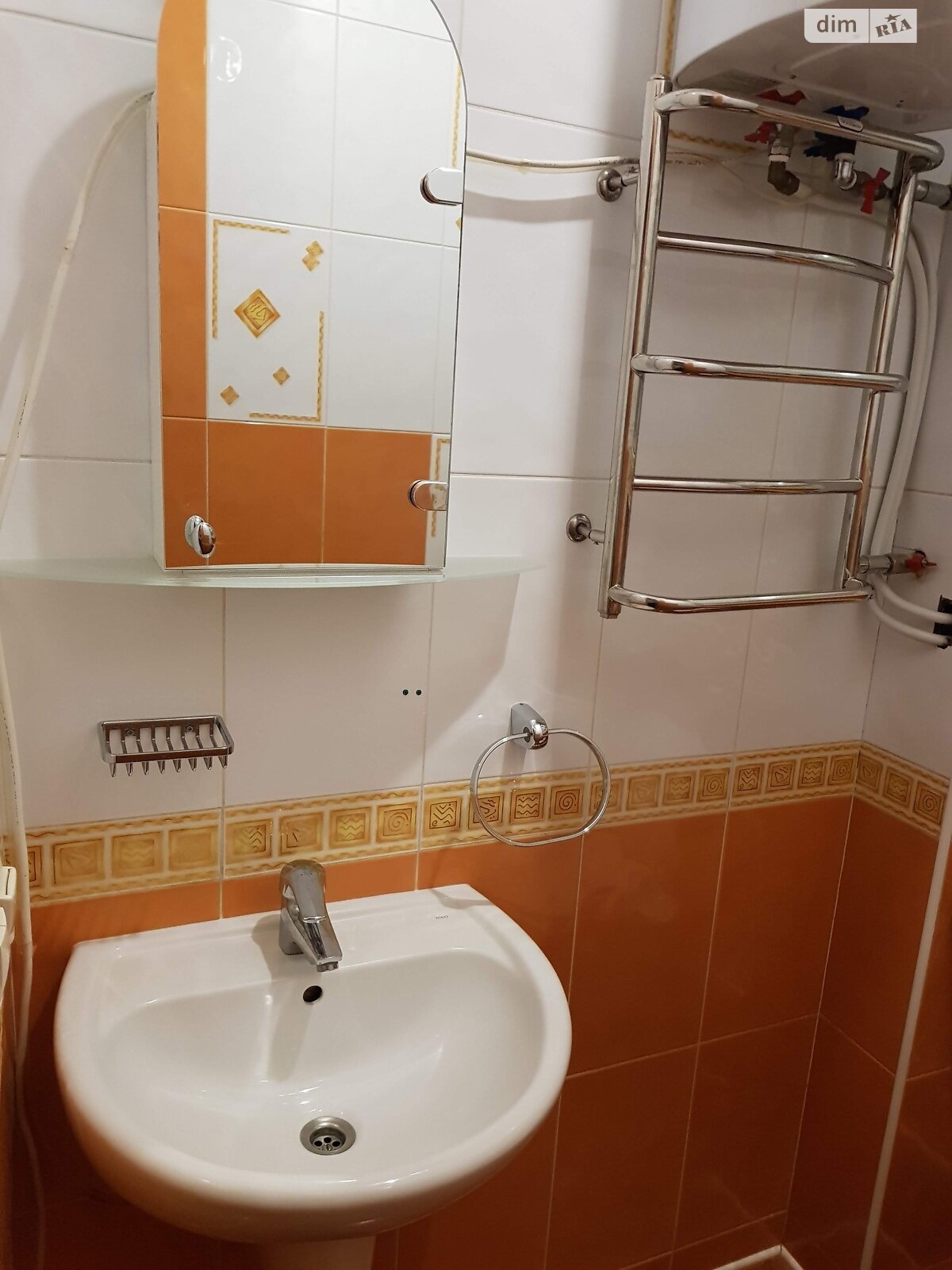 трикімнатна квартира в Києві, на вул. Хмельницька 10 в довготривалу оренду помісячно фото 1