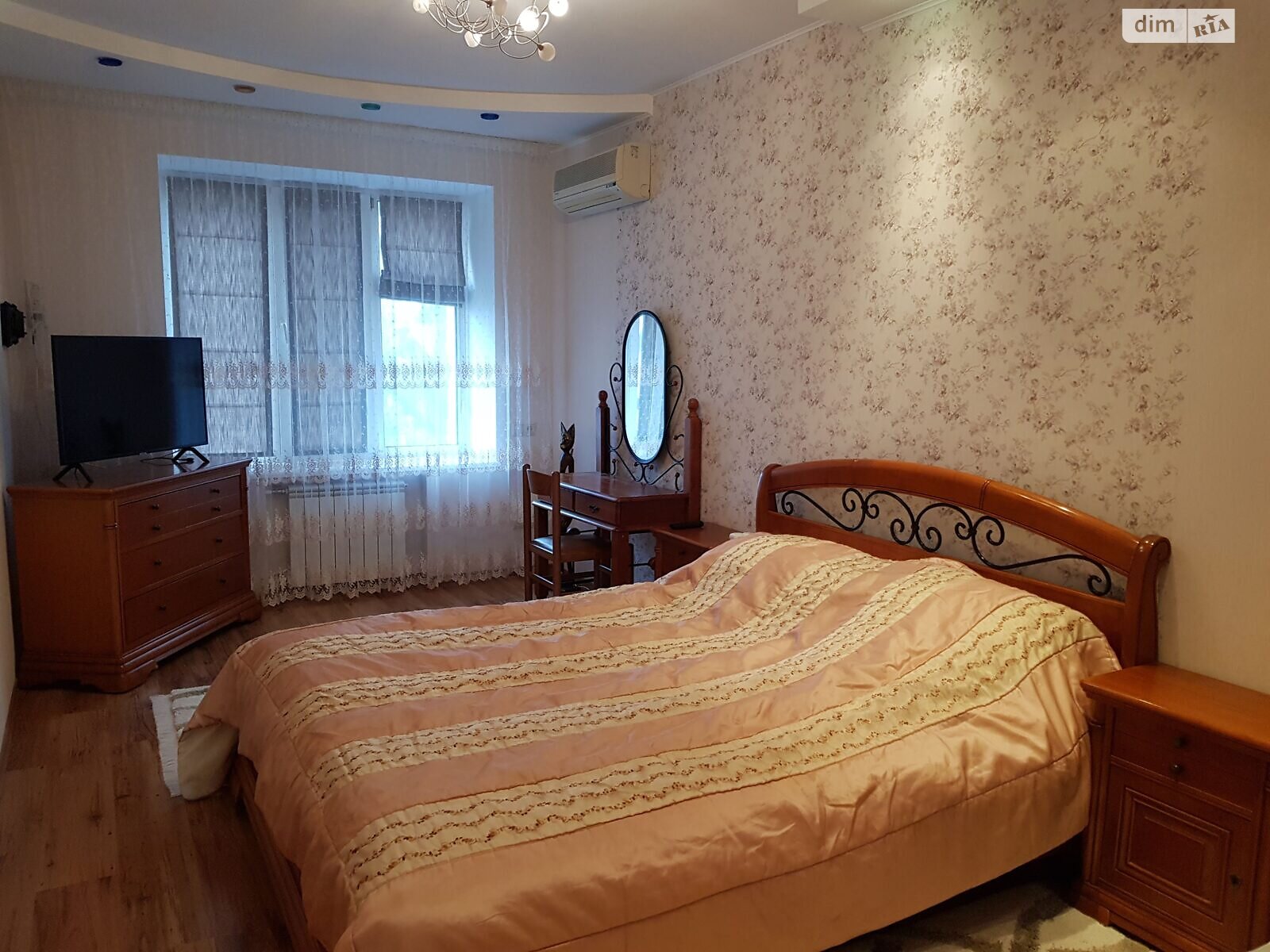 трикімнатна квартира в Києві, на вул. Хмельницька 10 в довготривалу оренду помісячно фото 1