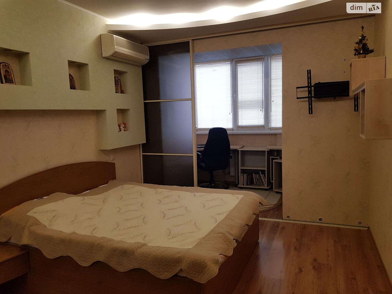 трикімнатна квартира в Києві, на вул. Хмельницька 10 в довготривалу оренду помісячно фото 1