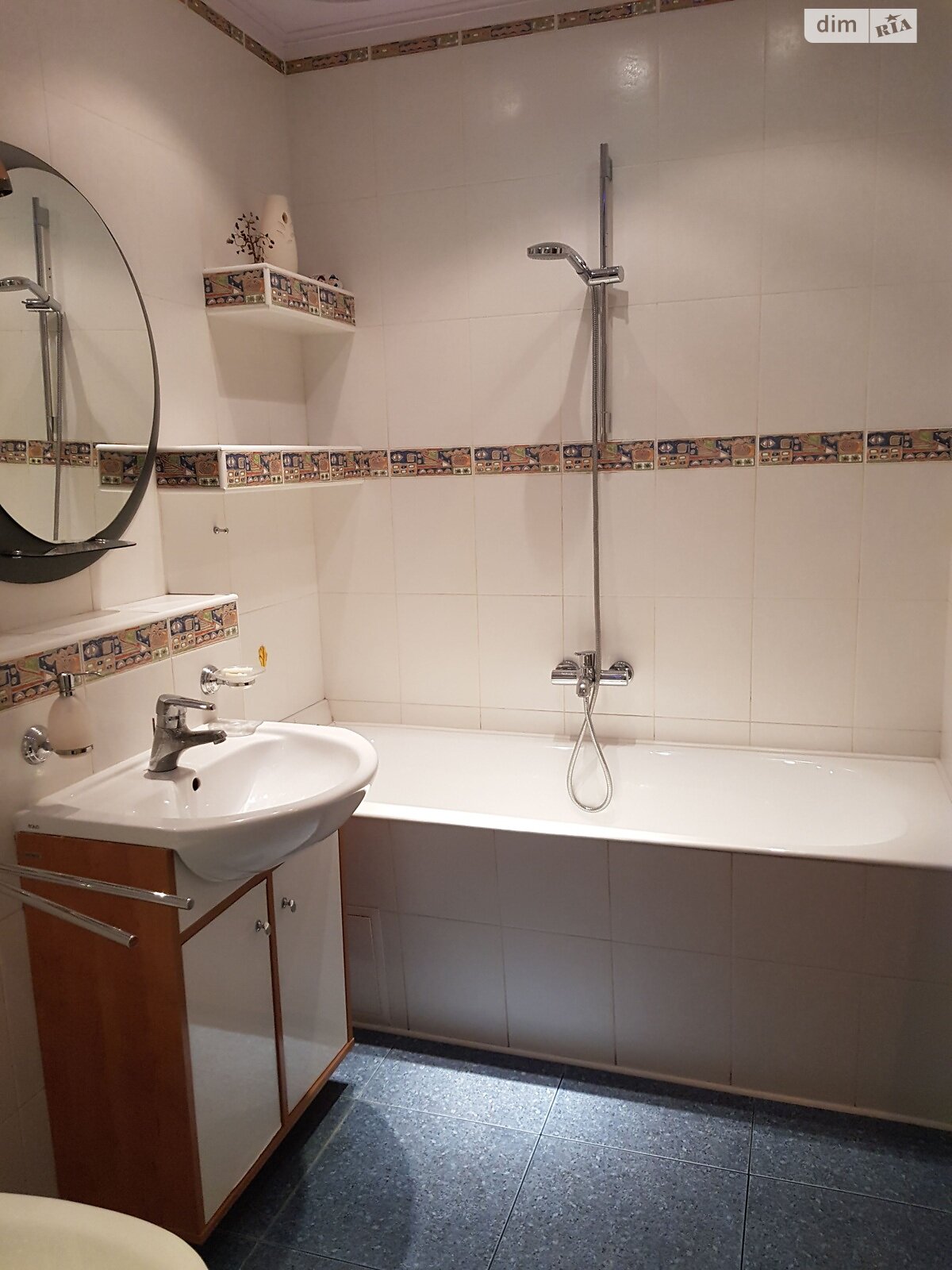 трикімнатна квартира в Києві, на вул. Хмельницька 10 в довготривалу оренду помісячно фото 1