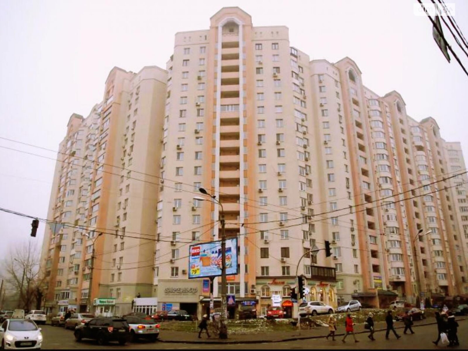 трехкомнатная квартира в Киеве, район Караваевы Дачи, на ул. Николая Голего 5 в аренду на долгий срок помесячно фото 1