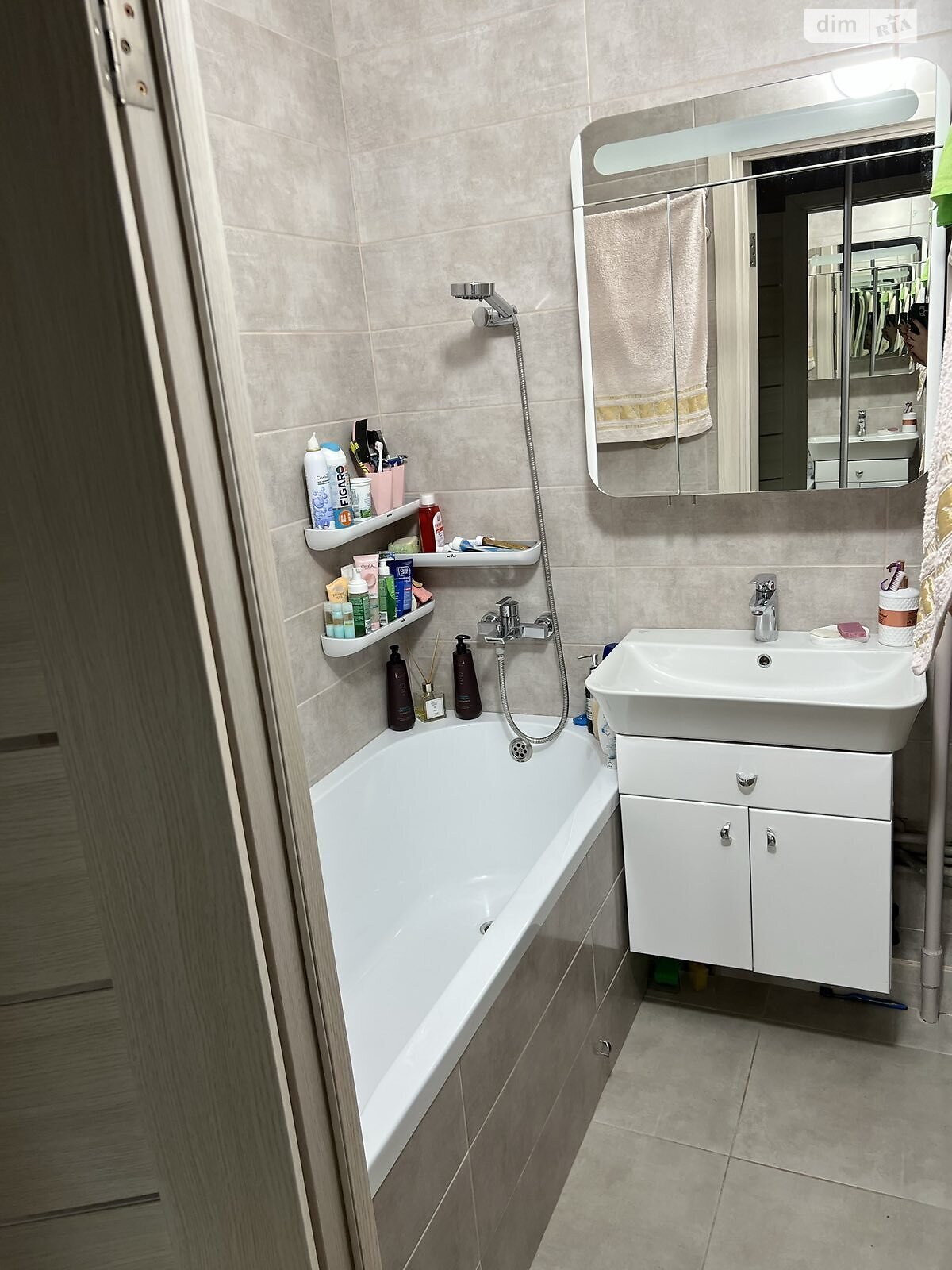 трехкомнатная квартира в Киеве, район Лесной Массив, на ул. Кубанской Украины 53 в аренду на долгий срок помесячно фото 1