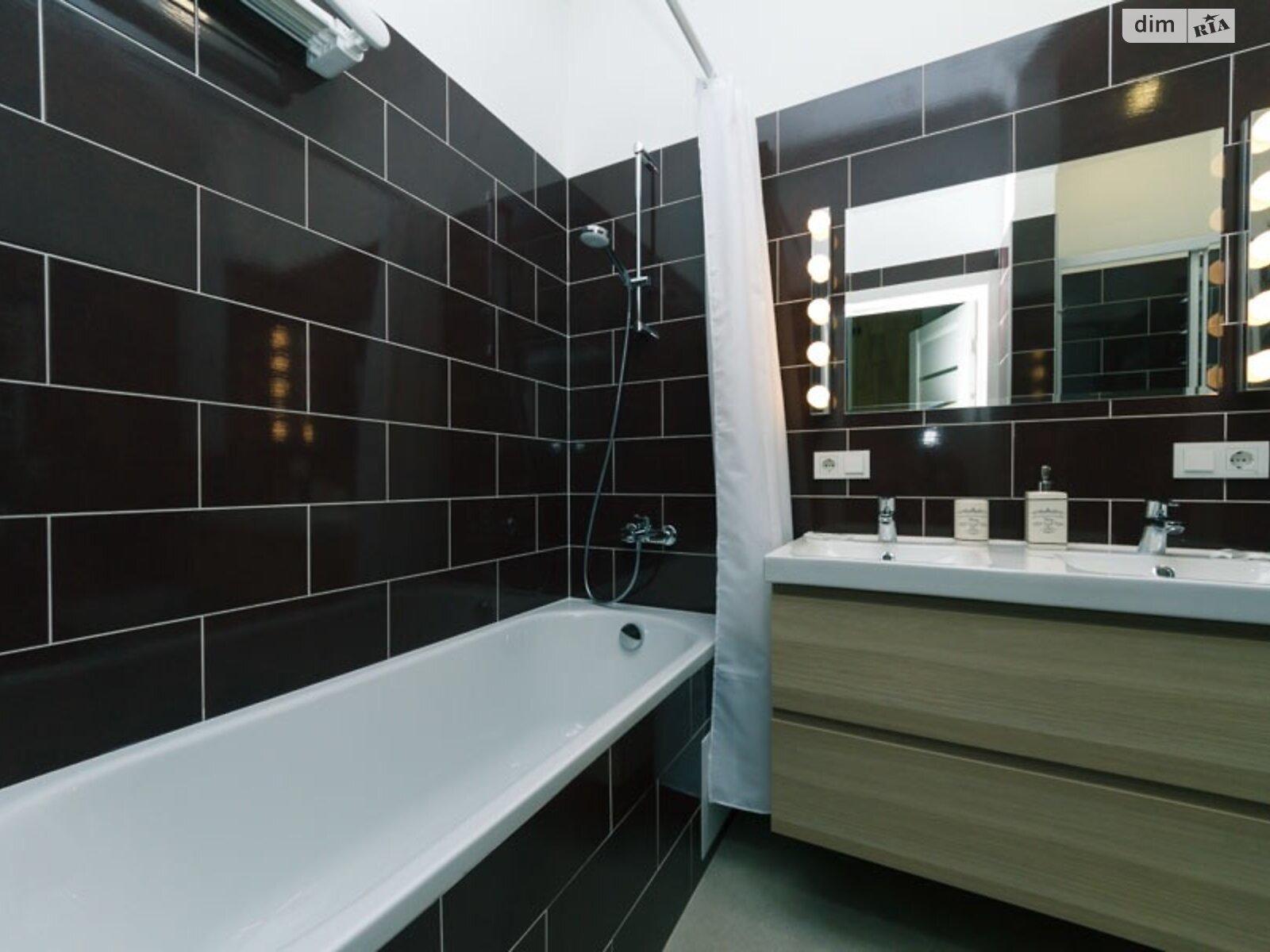 трехкомнатная квартира в Киеве, район Липки, на ул. Крещатик 21 в аренду на долгий срок помесячно фото 1 трехкомнатная квартира в Киеве, район Липки, на ул. Крещатик 21 в аренду на долгий срок помесячно фото 1