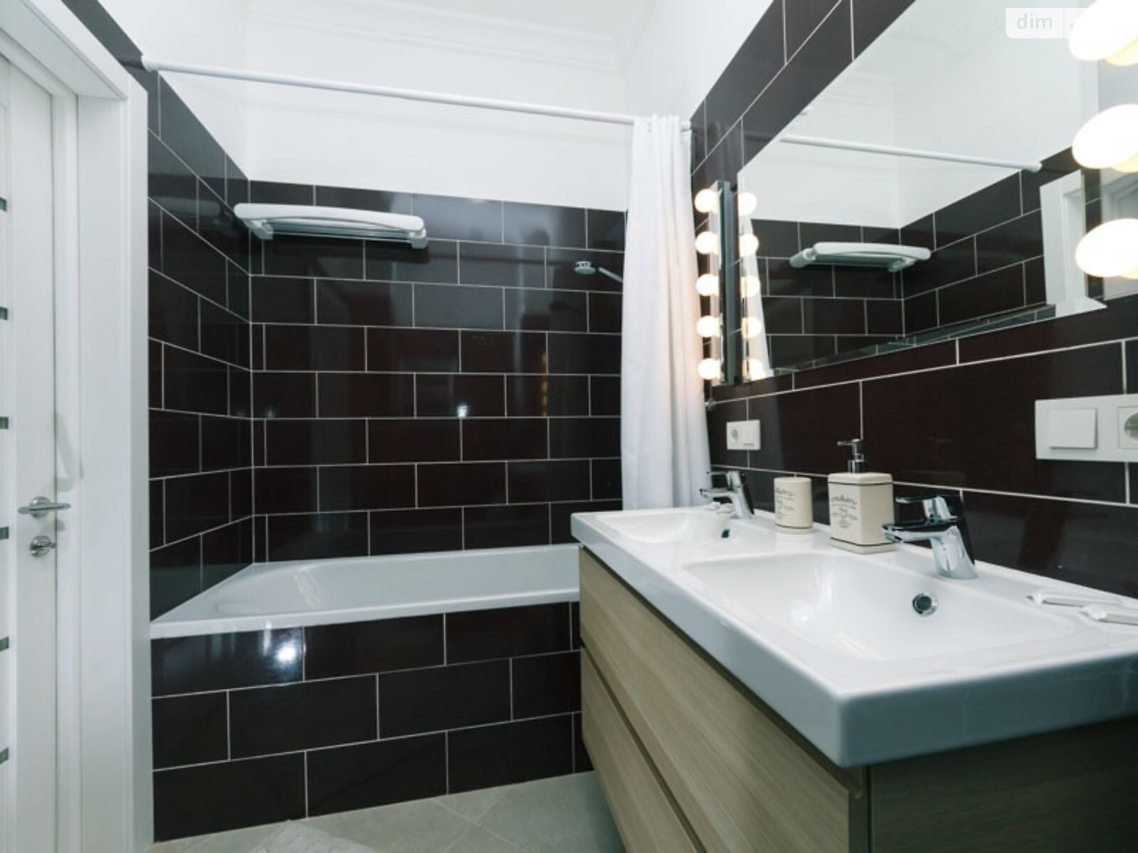 трехкомнатная квартира в Киеве, район Липки, на ул. Крещатик 21 в аренду на долгий срок помесячно фото 1 трехкомнатная квартира в Киеве, район Липки, на ул. Крещатик 21 в аренду на долгий срок помесячно фото 1