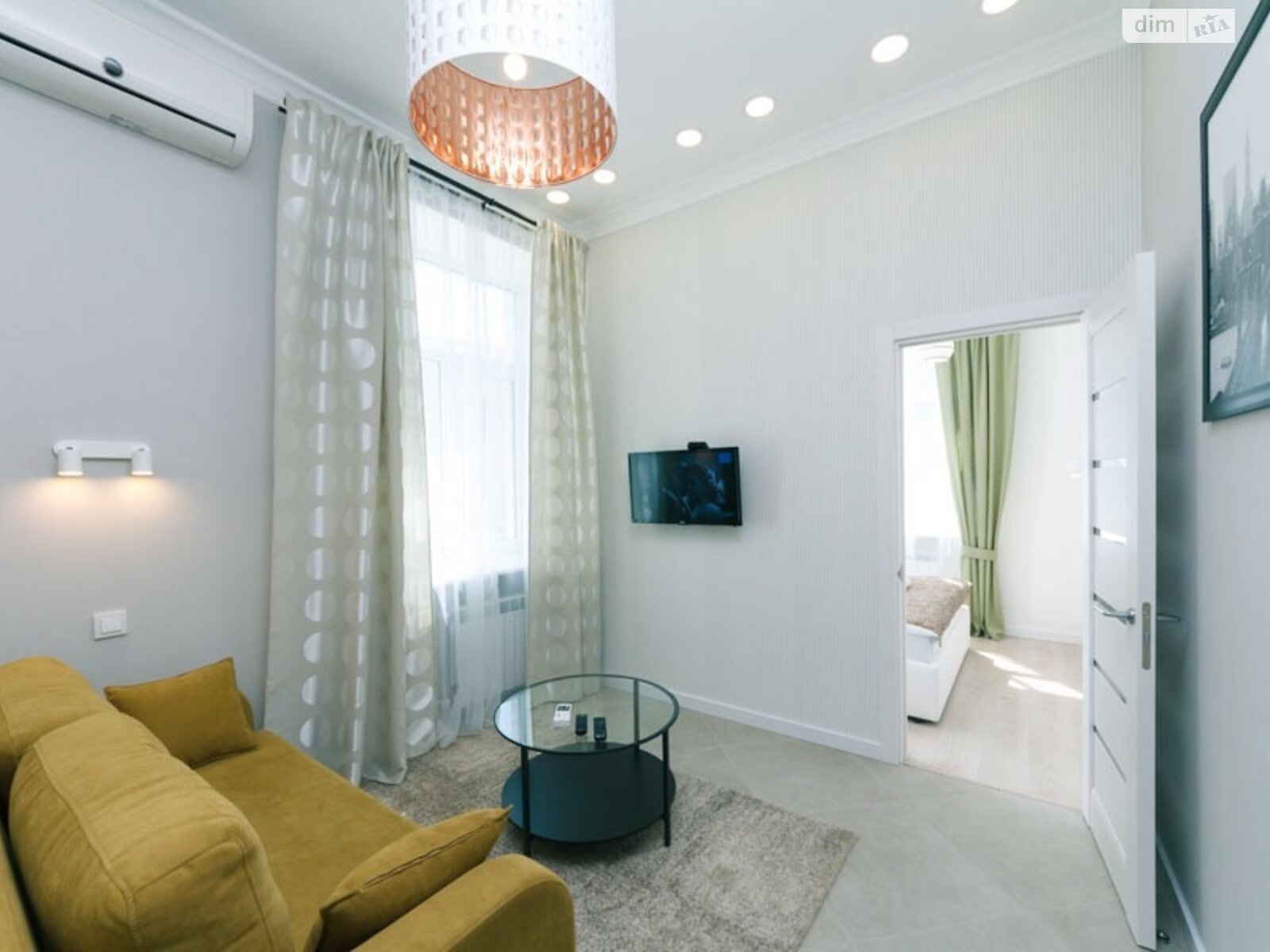 трехкомнатная квартира в Киеве, район Липки, на ул. Крещатик 21 в аренду на долгий срок помесячно фото 1 трехкомнатная квартира в Киеве, район Липки, на ул. Крещатик 21 в аренду на долгий срок помесячно фото 1