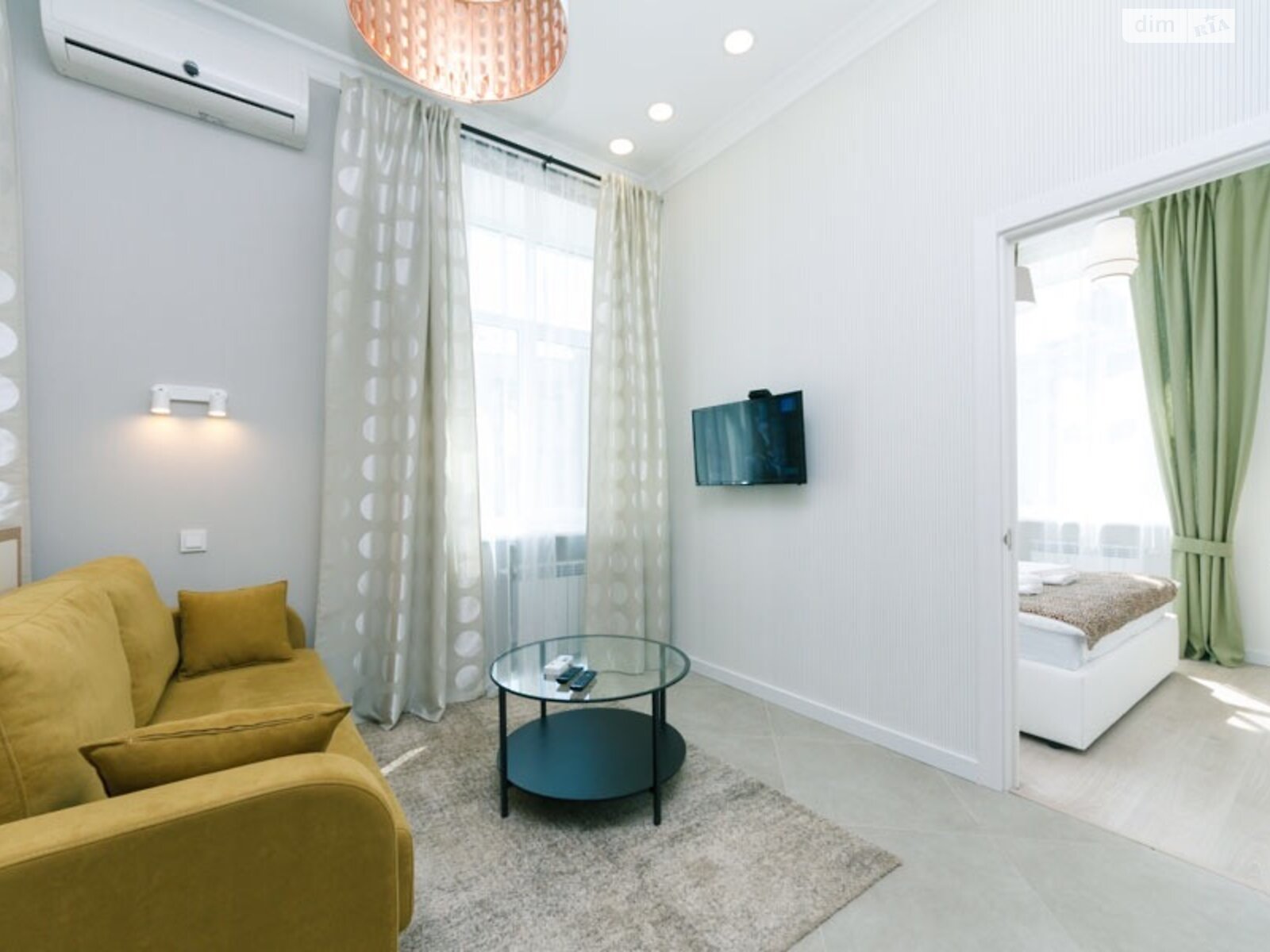 трехкомнатная квартира в Киеве, район Липки, на ул. Крещатик 21 в аренду на долгий срок помесячно фото 1 трехкомнатная квартира в Киеве, район Липки, на ул. Крещатик 21 в аренду на долгий срок помесячно фото 1