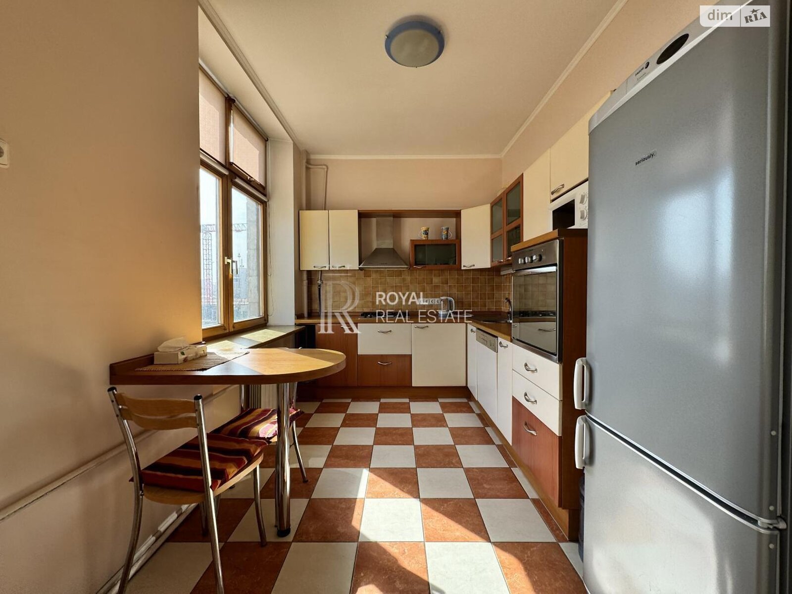 трехкомнатная квартира в Киеве, район Липки, на ул. Крещатик 25 в аренду на долгий срок помесячно фото 1