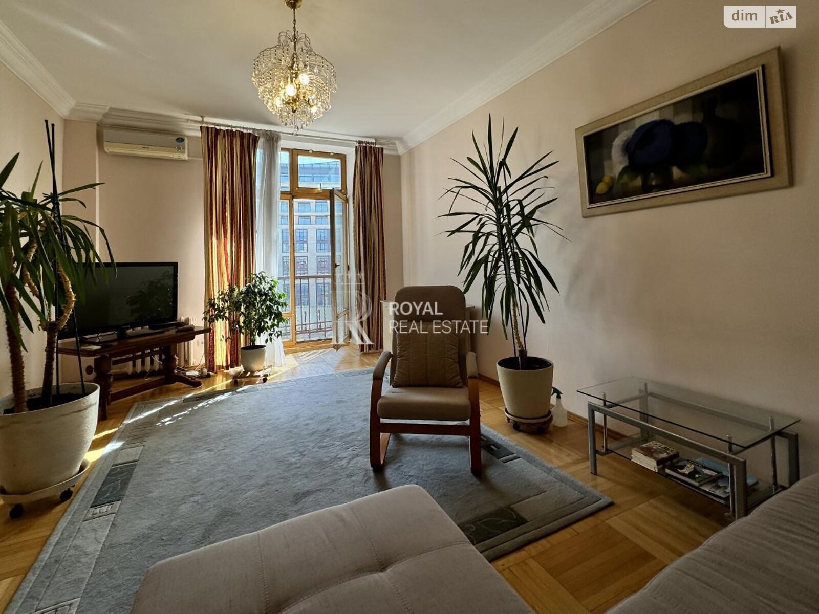 трехкомнатная квартира в Киеве, район Липки, на ул. Крещатик 25 в аренду на долгий срок помесячно фото 1