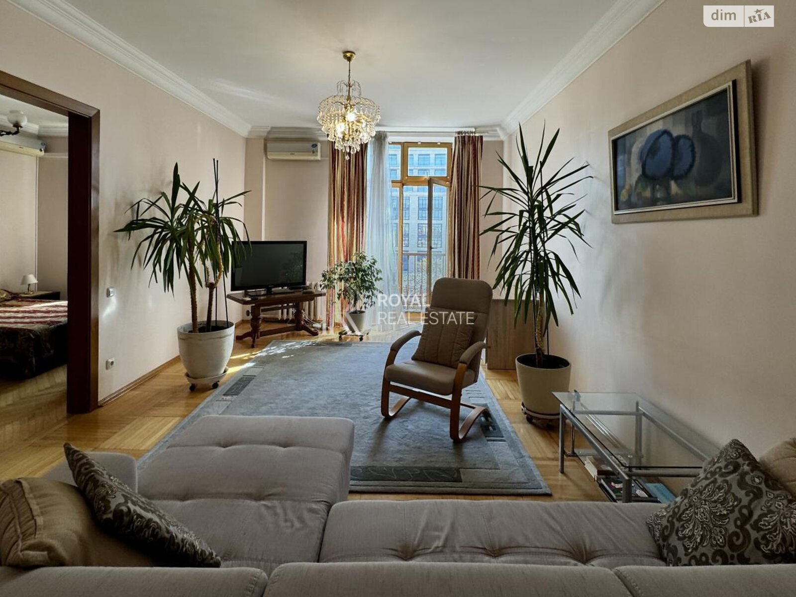 трехкомнатная квартира в Киеве, район Липки, на ул. Крещатик 25 в аренду на долгий срок помесячно фото 1