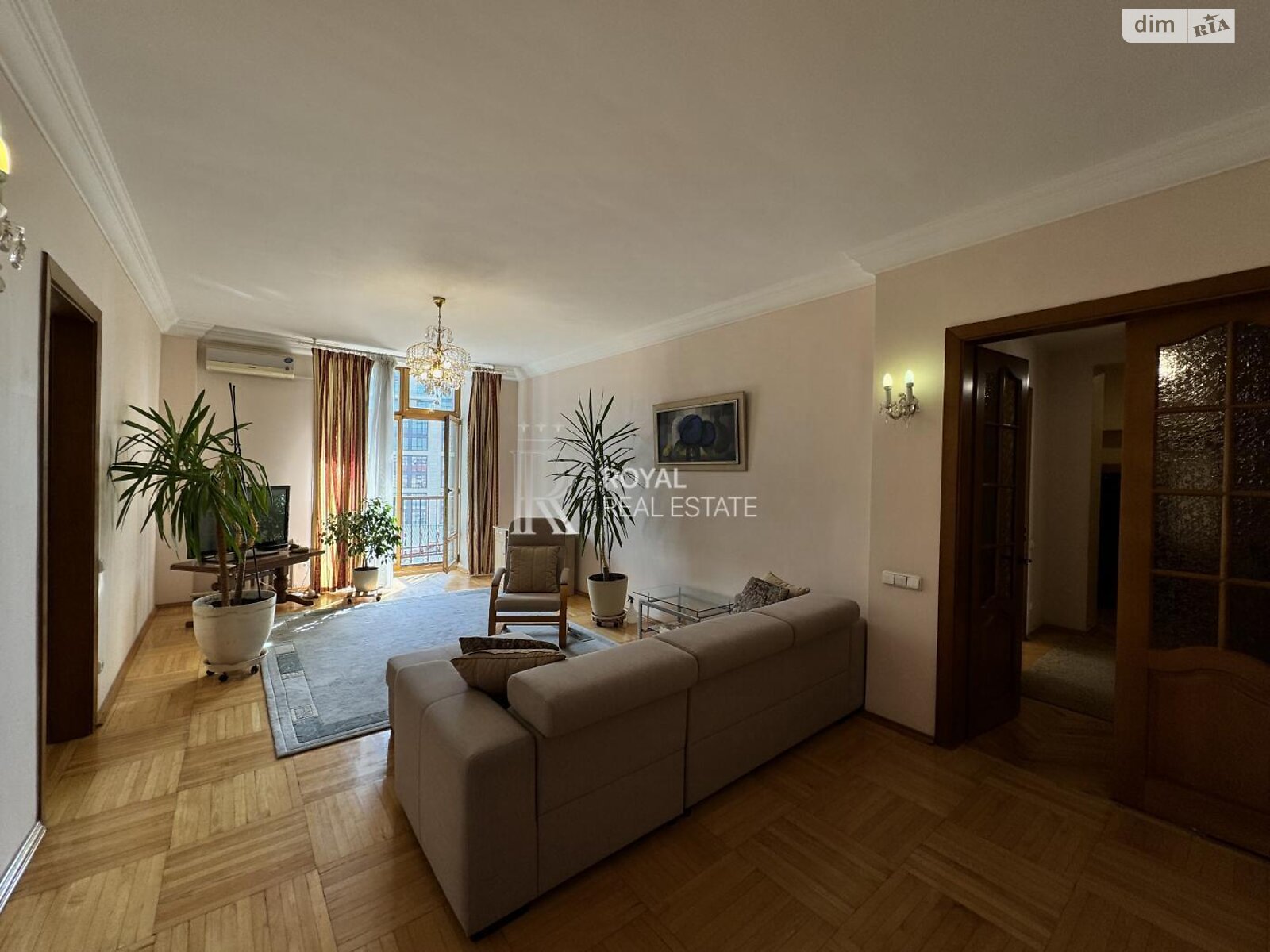 трехкомнатная квартира в Киеве, район Липки, на ул. Крещатик 25 в аренду на долгий срок помесячно фото 1