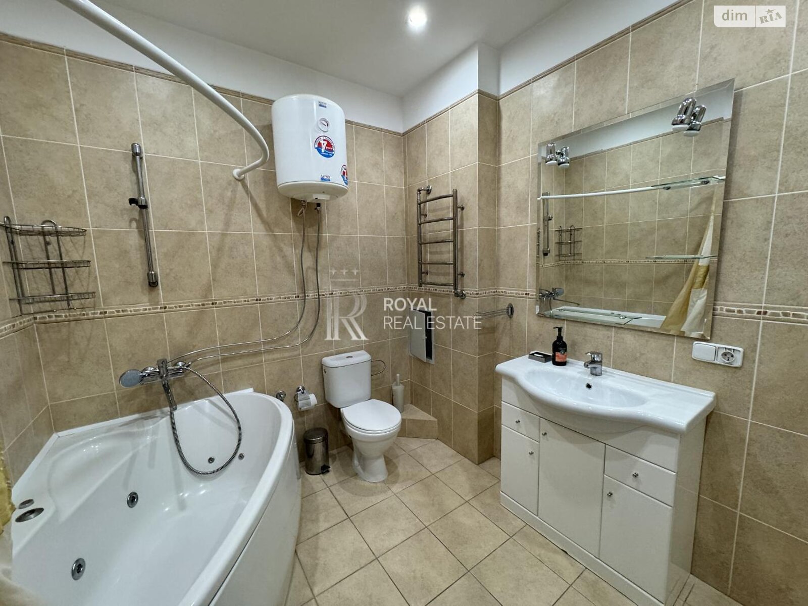 трехкомнатная квартира в Киеве, район Липки, на ул. Крещатик 25 в аренду на долгий срок помесячно фото 1