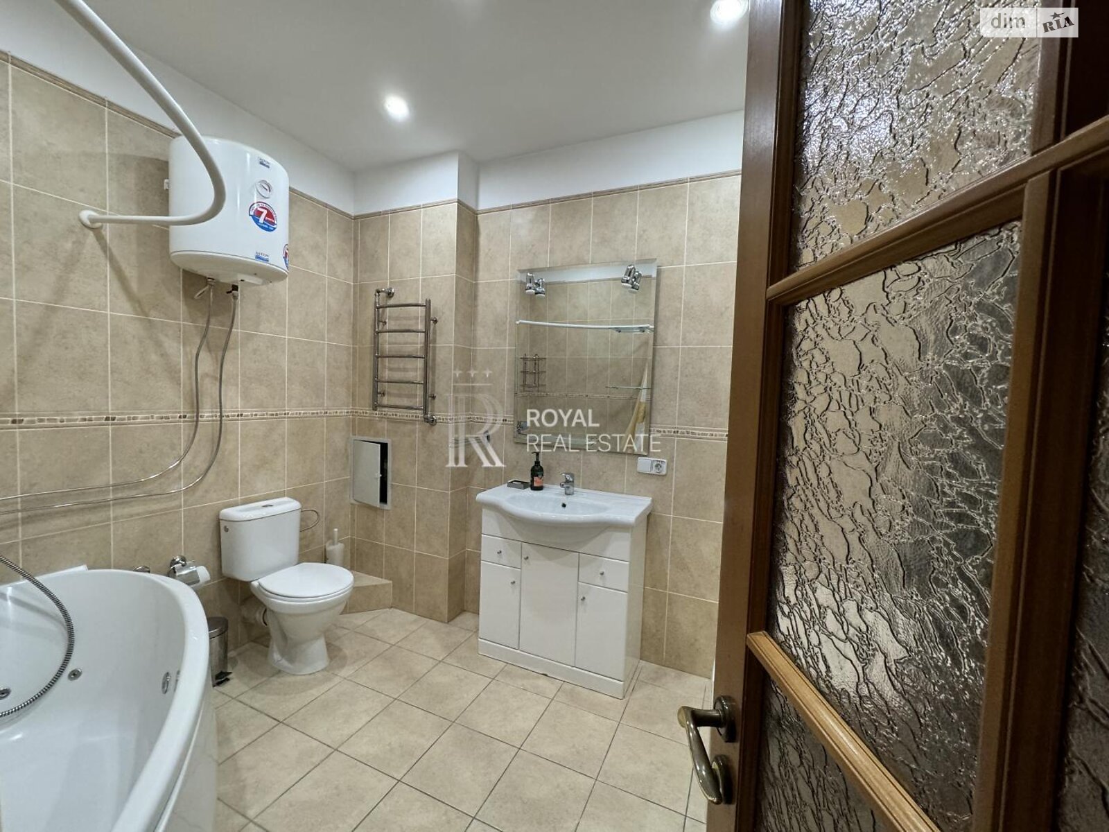 трехкомнатная квартира в Киеве, район Липки, на ул. Крещатик 25 в аренду на долгий срок помесячно фото 1