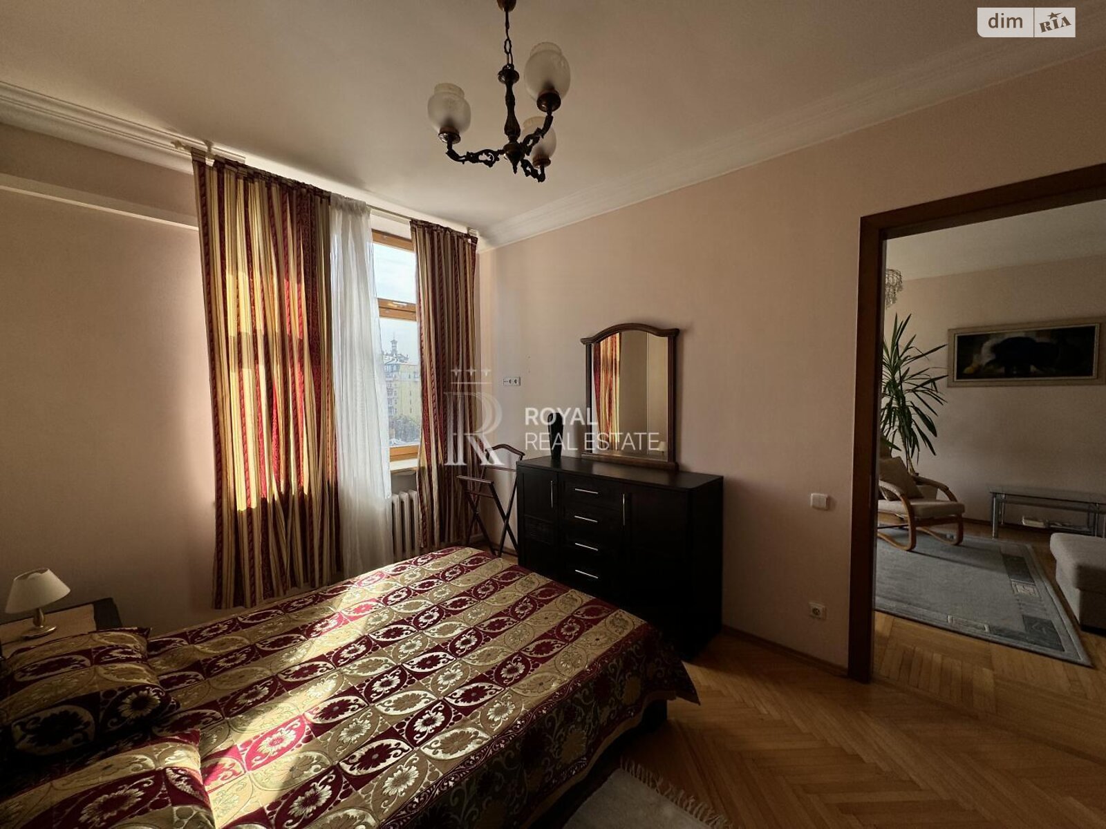 трехкомнатная квартира в Киеве, район Липки, на ул. Крещатик 25 в аренду на долгий срок помесячно фото 1