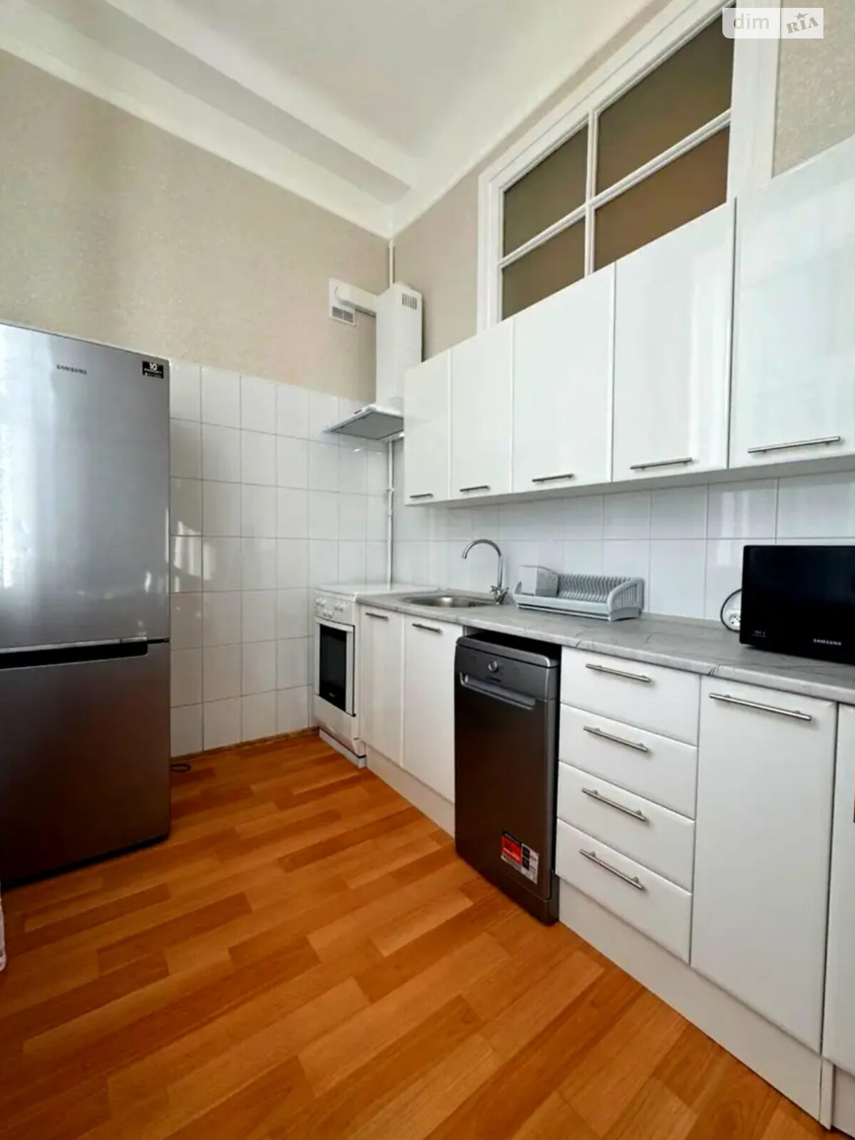 трехкомнатная квартира в Киеве, район Липки, на ул. Лютеранская 11Б в аренду на долгий срок помесячно фото 1