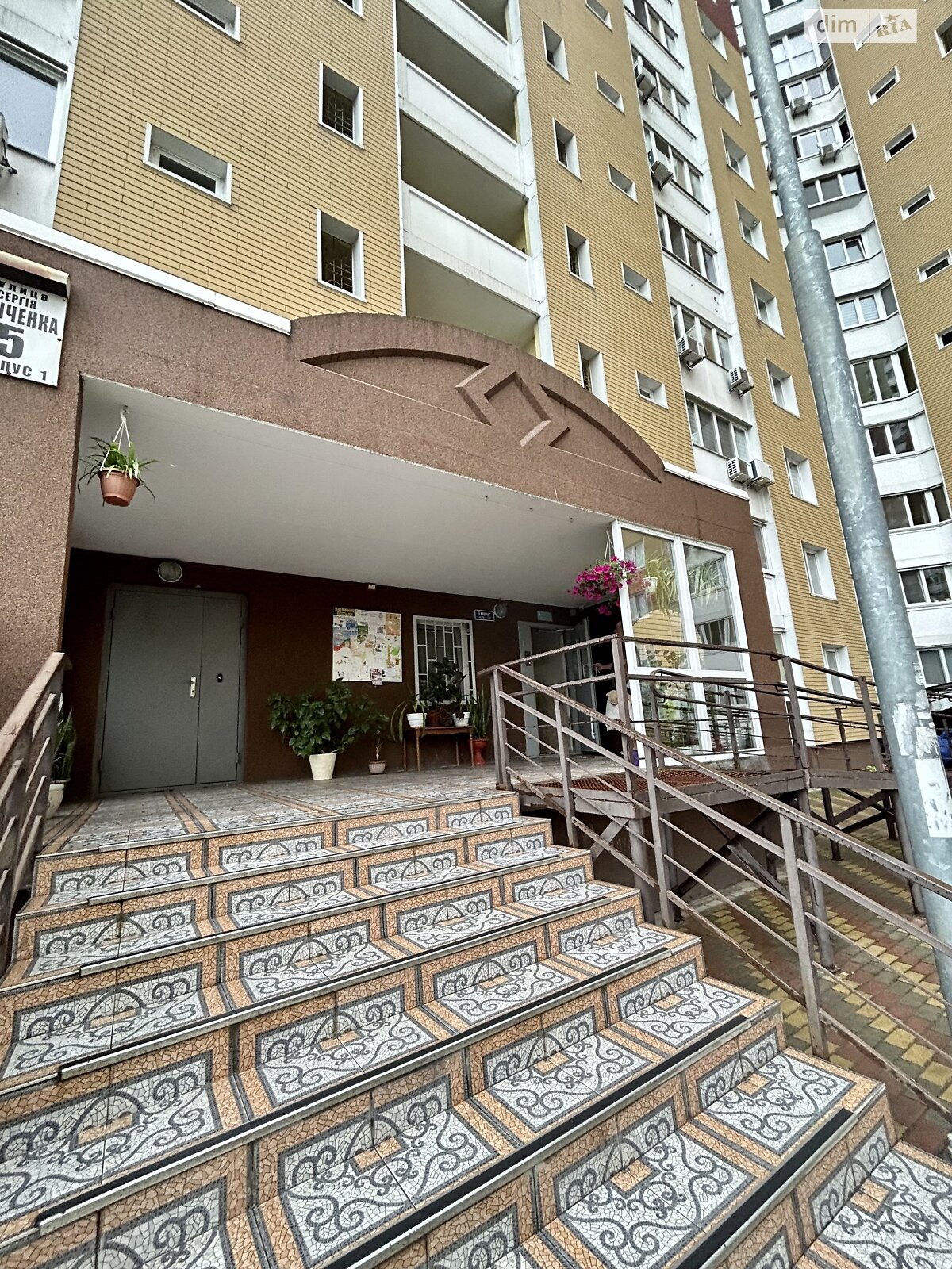 трикімнатна квартира в Києві, район Мостицький Масив, на вул. Сергія Данченка 5 в довготривалу оренду помісячно фото 1 трикімнатна квартира в Києві, район Мостицький Масив, на вул. Сергія Данченка 5 в довготривалу оренду помісячно фото 1