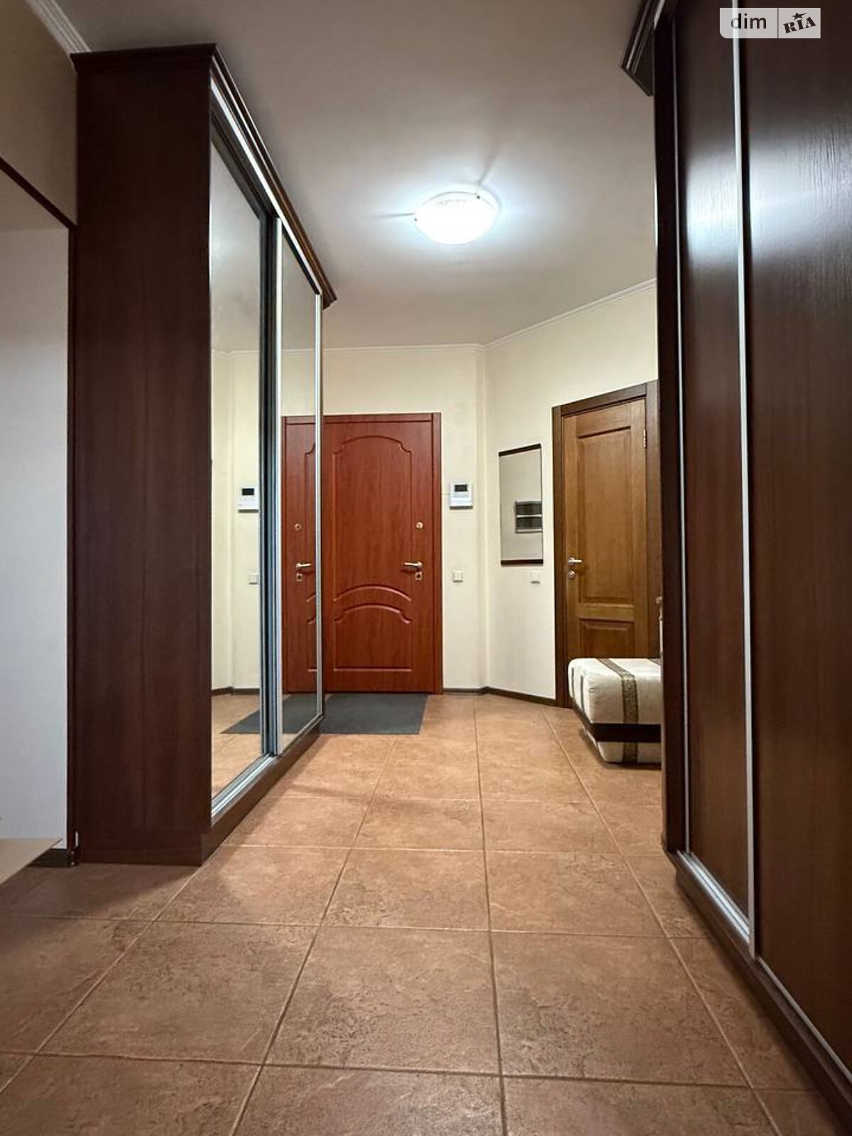 трикімнатна квартира в Києві, район Нивки, на вул. Салютна 1Б в довготривалу оренду помісячно фото 1