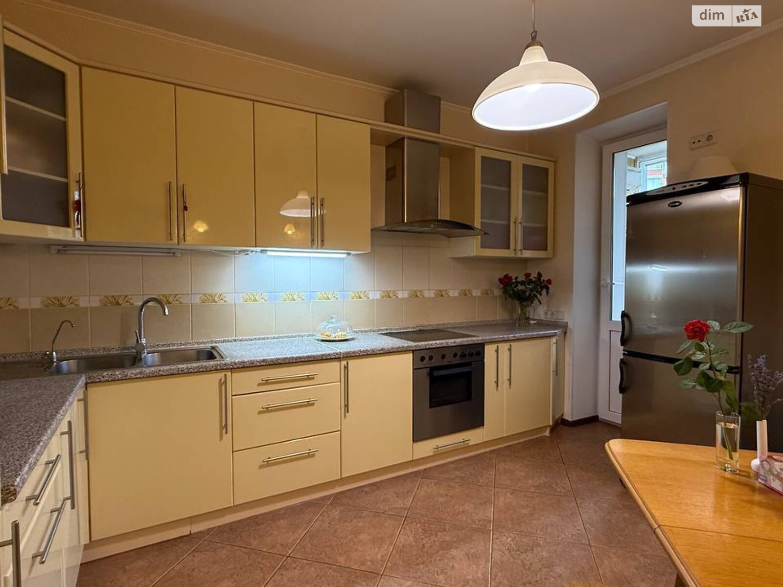 трикімнатна квартира в Києві, район Нивки, на вул. Салютна 1Б в довготривалу оренду помісячно фото 1