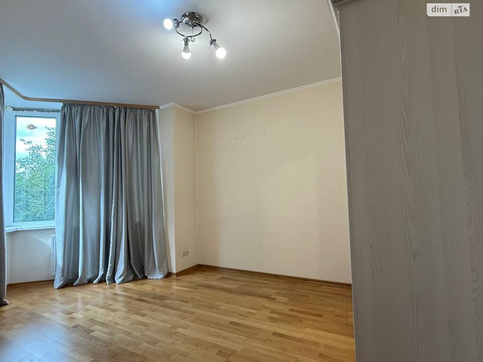 трикімнатна квартира в Києві, район Нивки, на вул. Салютна 1Б в довготривалу оренду помісячно фото 1