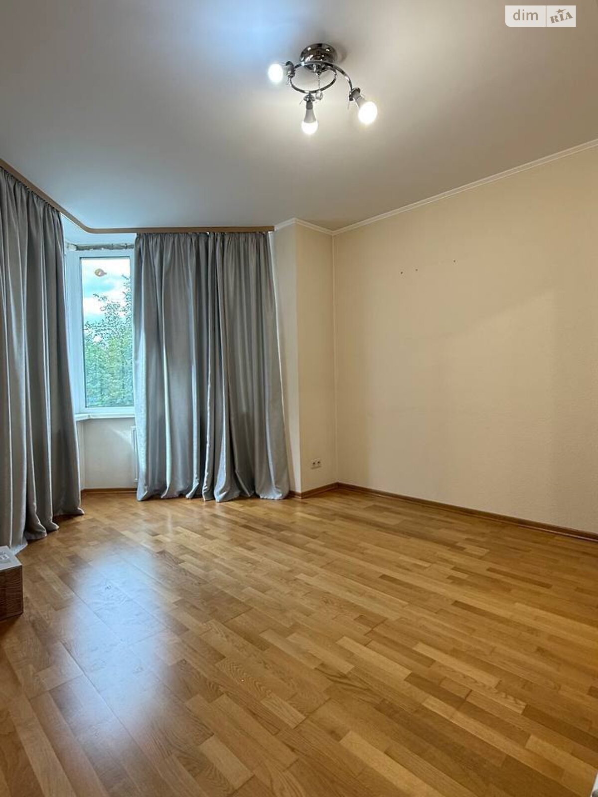 трикімнатна квартира в Києві, район Нивки, на вул. Салютна 1Б в довготривалу оренду помісячно фото 1