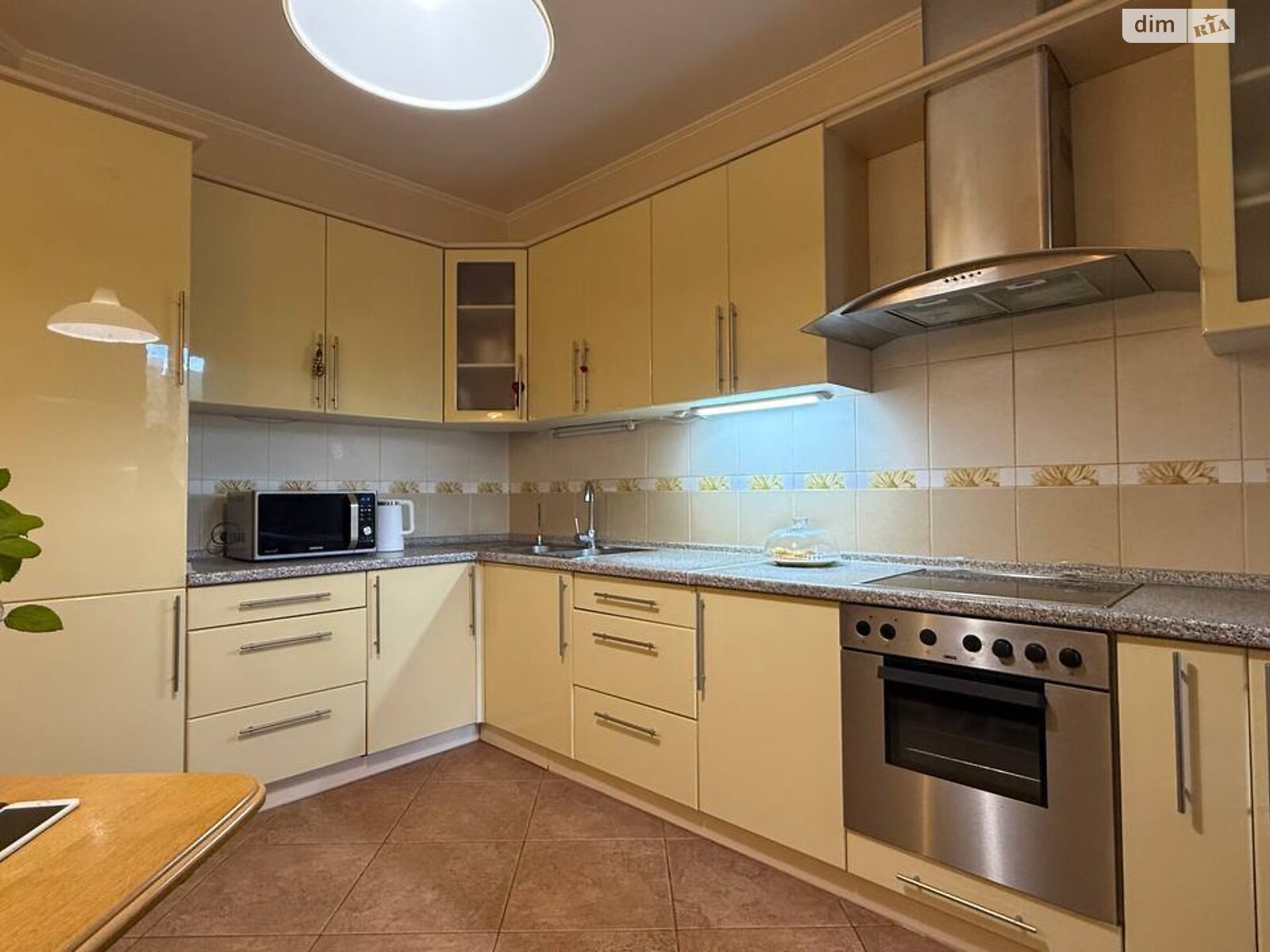 трикімнатна квартира в Києві, район Нивки, на вул. Салютна 1Б в довготривалу оренду помісячно фото 1