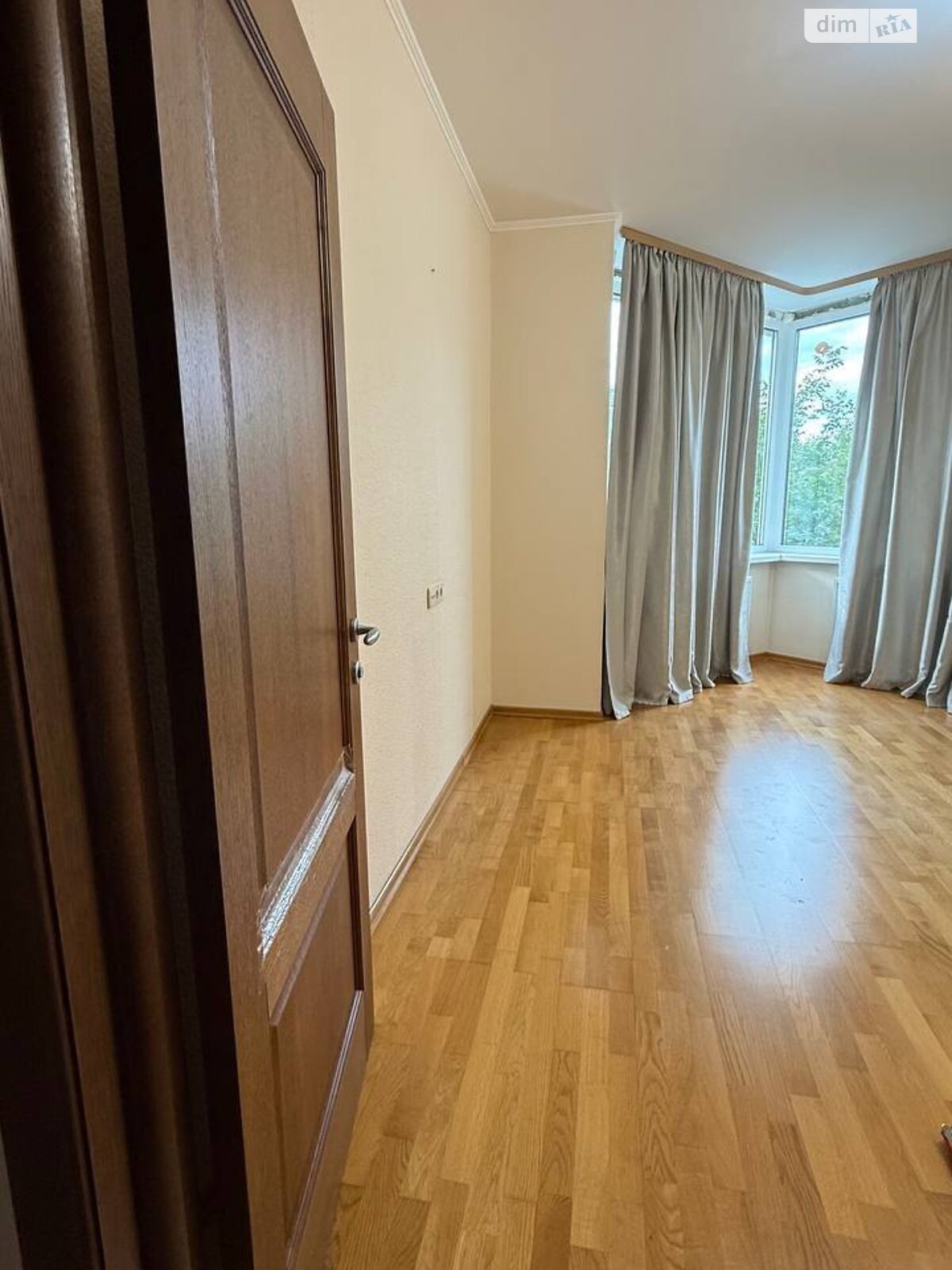 трикімнатна квартира в Києві, район Нивки, на вул. Салютна 1Б в довготривалу оренду помісячно фото 1