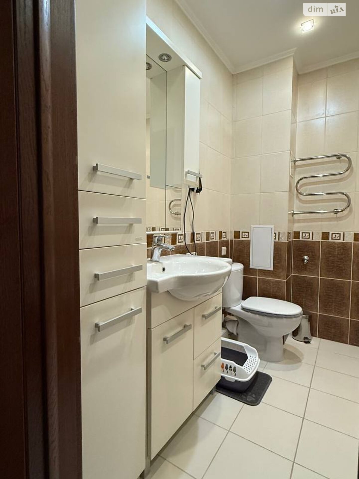 трикімнатна квартира в Києві, район Нивки, на вул. Салютна 1Б в довготривалу оренду помісячно фото 1